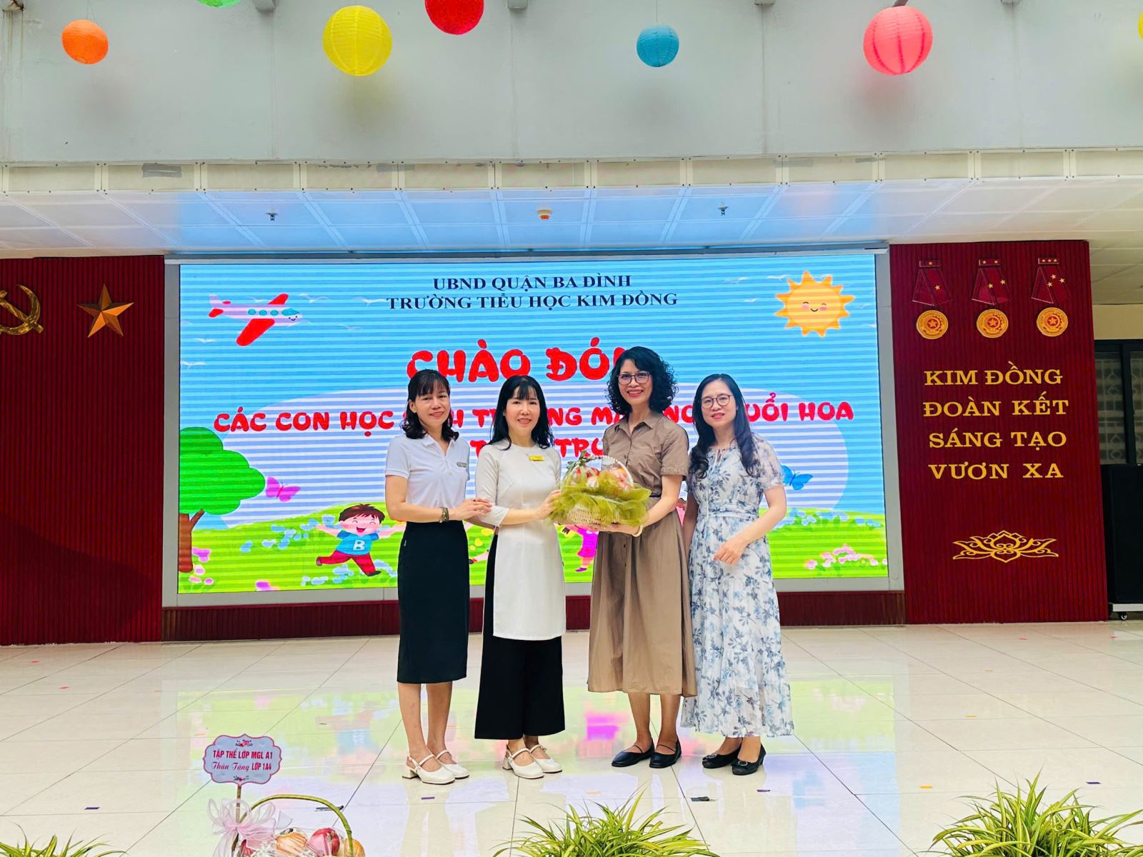Trường mầm non Tuổi Hoa tổ chức hoạt động tham quan trải nghiệm tại trường tiểu học Kim Đồng cho các bé lớp lớn 5-6 tuổi