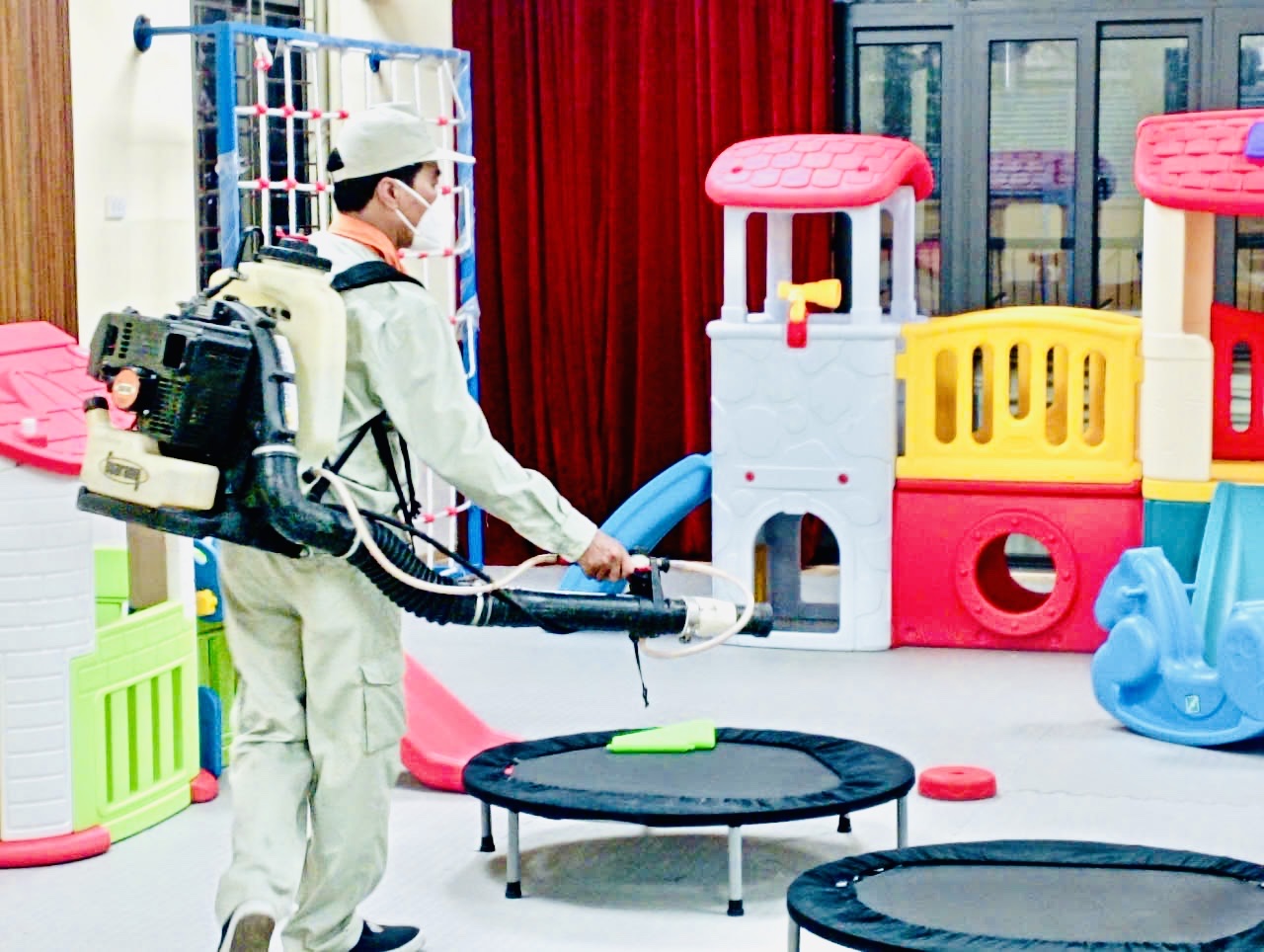 Trường Mầm non Tuổi Hoa phun khử khuẩn phòng chống dịch sởi