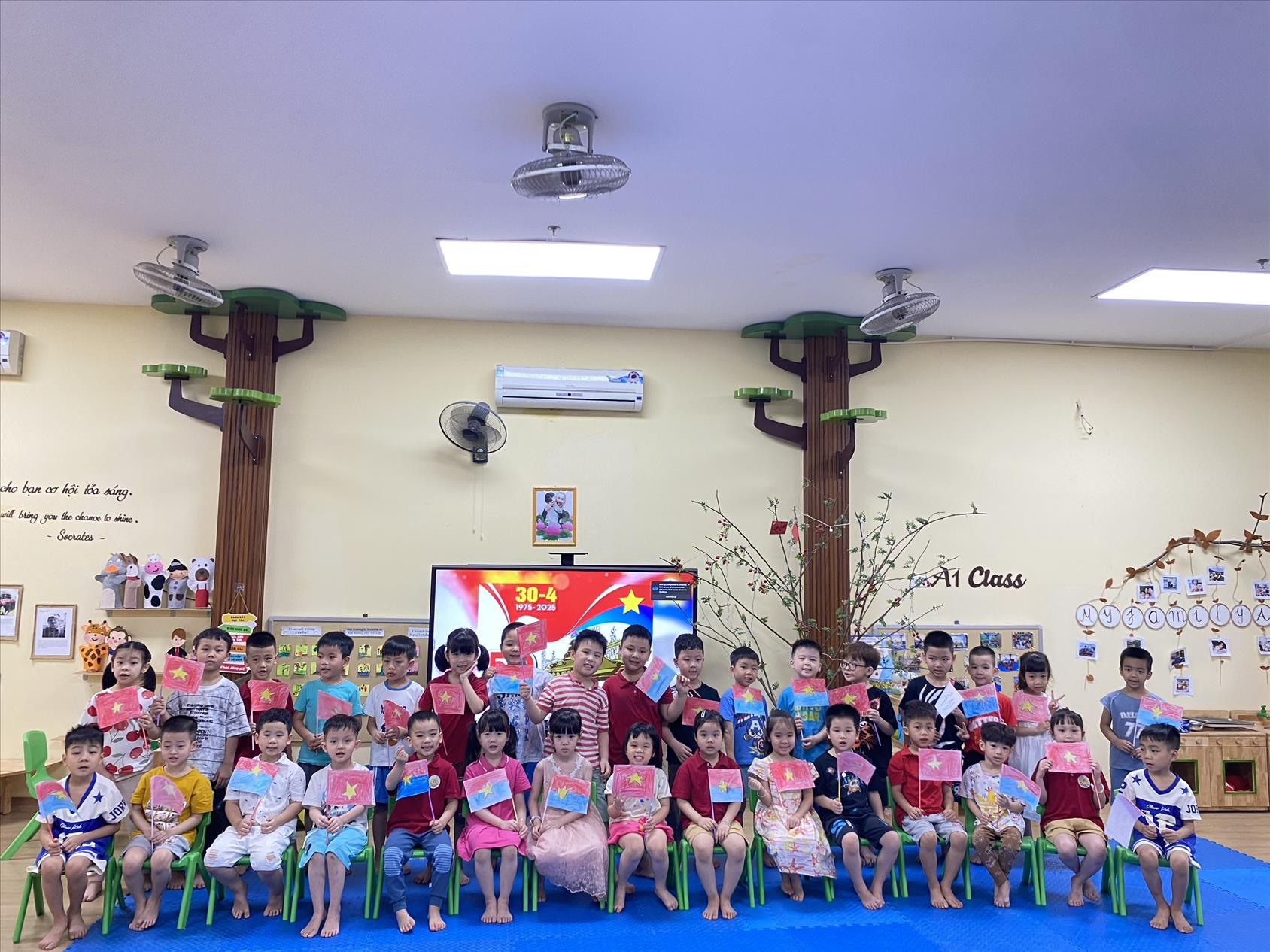 Hoạt động làm cờ tổ quốc hướng tới kỷ niệm 50 năm giải phóng miền Nam, thống nhất đất nước của các bạn nhỏ lớp A1