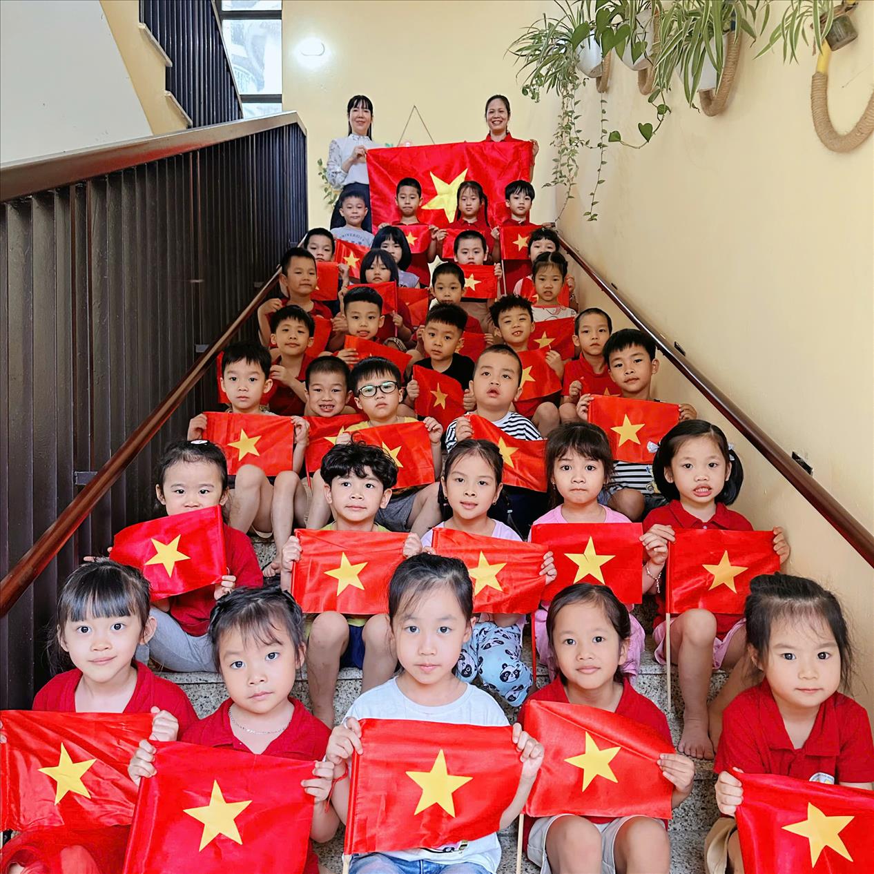 Các bạn nhỏ lớp lớn A2 trường mầm non Tuổi Hoa chào mừng 50 năm giải phóng miền nam thống nhất Đất nước