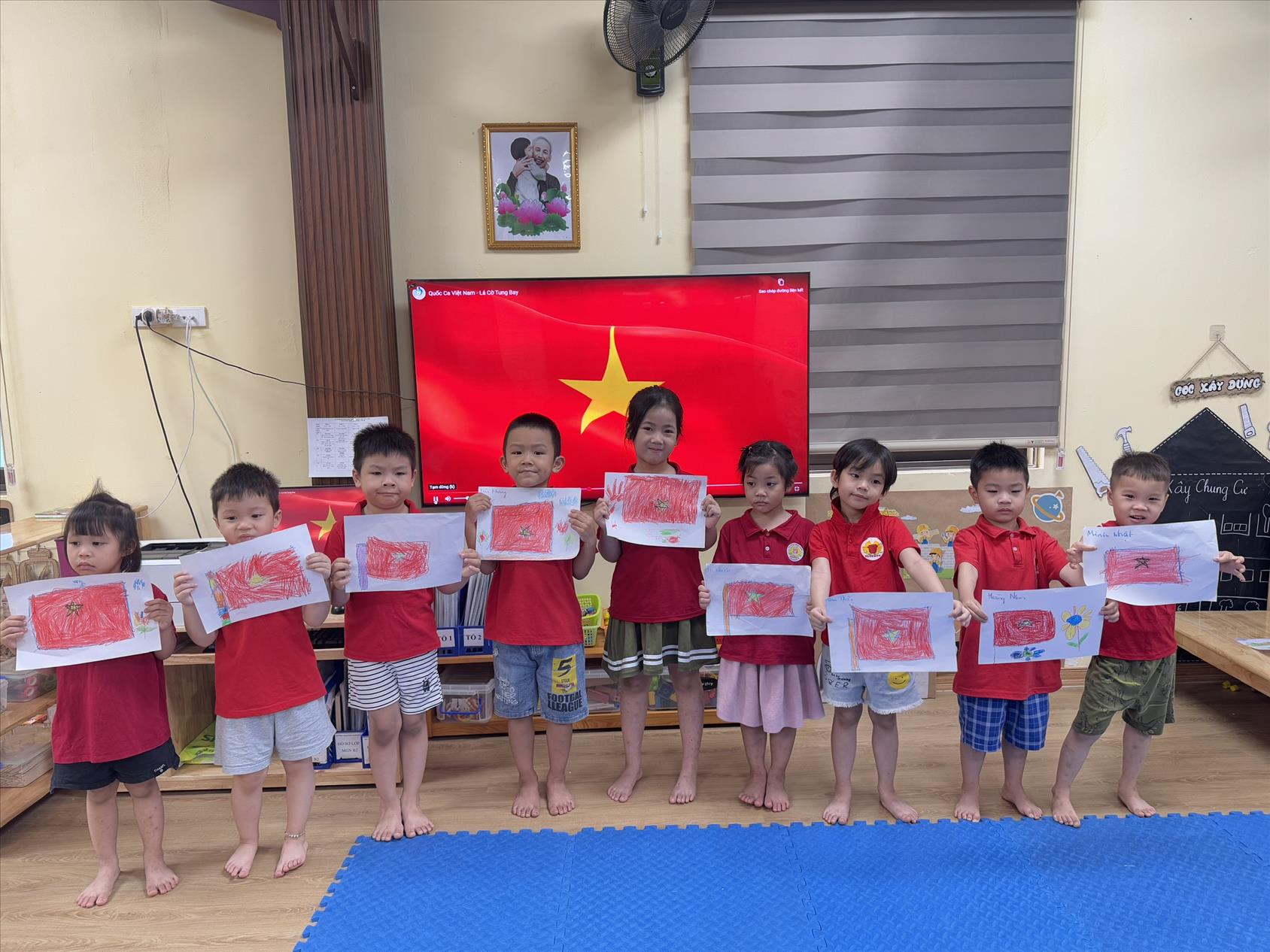 Hoạt động vẽ cờ Tổ quốc hướng tới Kỷ niệm 50 năm giải phóng miền Nam, thống nhất đất nước (30/4/1975 - 30/4/2025) của các bé lớp MGN B2
