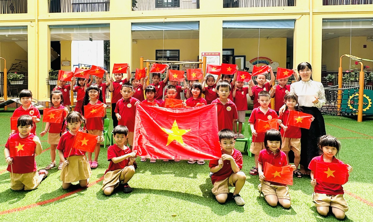 Các hoạt động ý nghĩa chào mừng 50 năm ngày Giải phóng Miền nam thống nhất Đất nước của cô và trò trường mầm non Tuổi Hoa