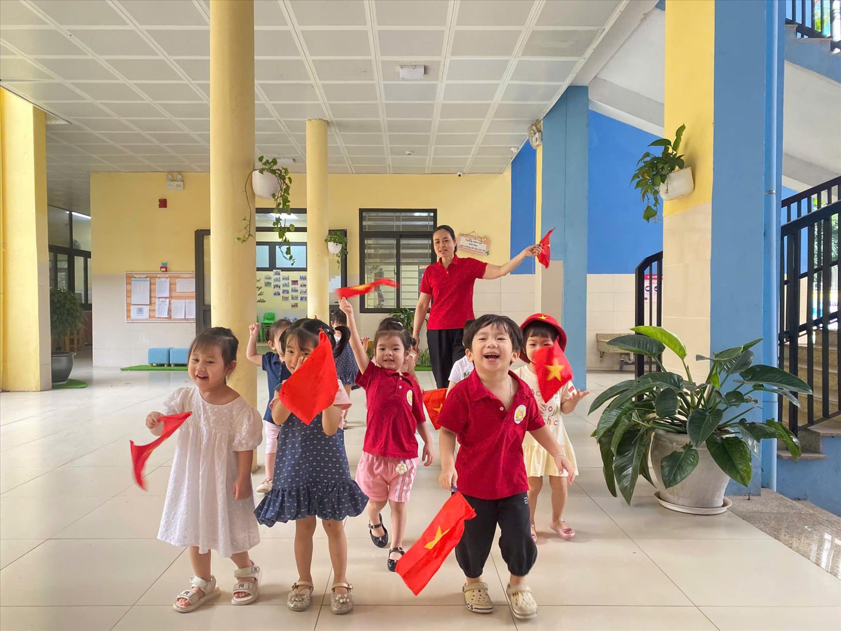 Hoạt động chào mừng kỉ niệm 50 năm ngày Giải phóng miền Nam của lớp Nhà trẻ D1