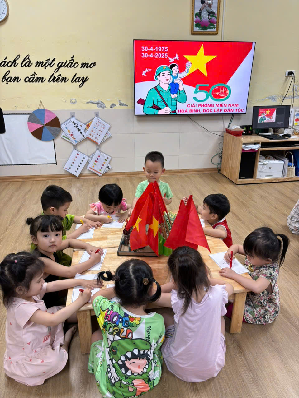 Các bé lớp mẫu giáo bé C3 tô màu lá cờ tổ quốc chào mừng 50 năm ngày Giải phóng miền nam thống nhất đất nước
