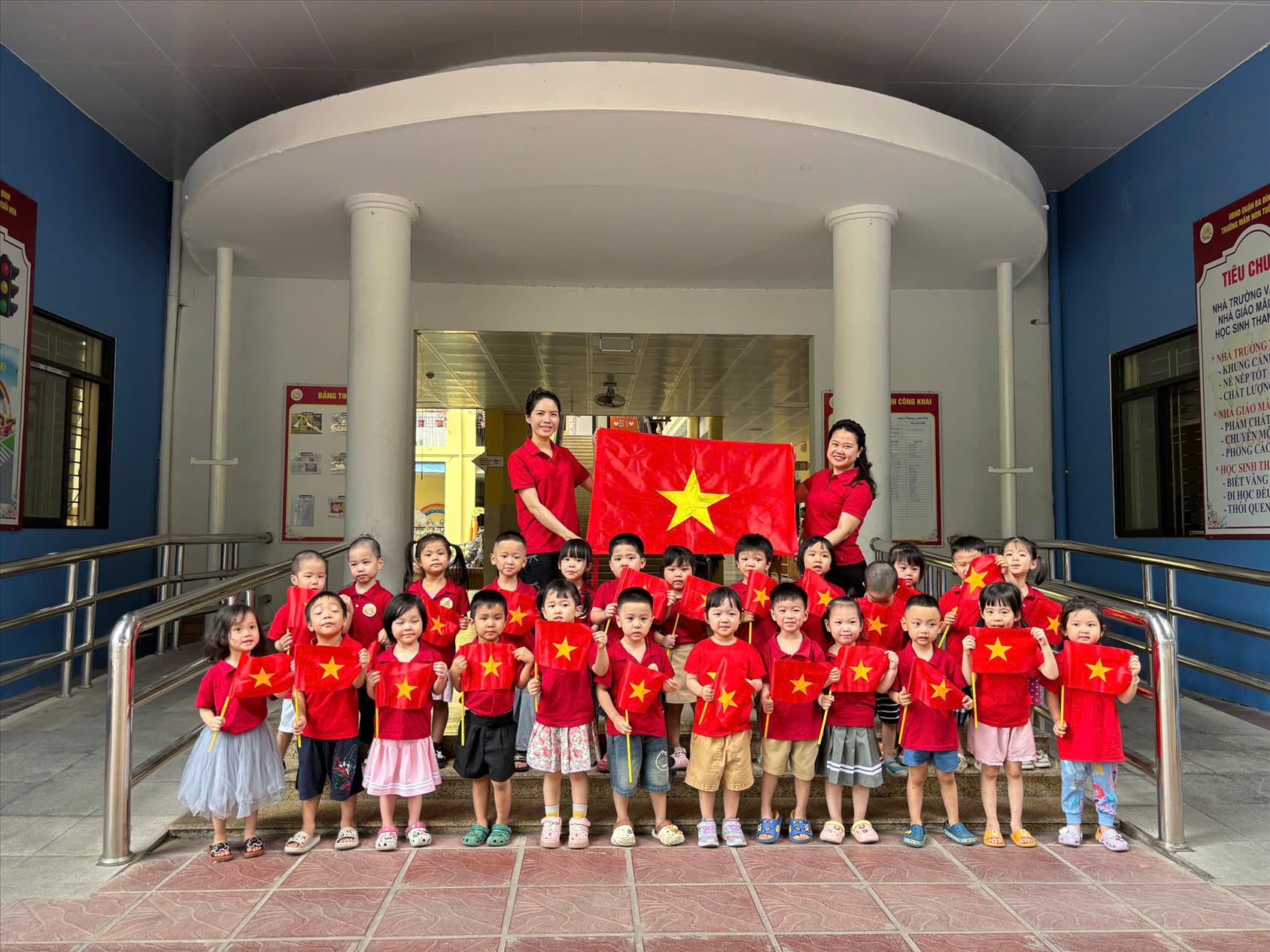 Các bé lớp Mẫu giáo bé C1 hân hoan hưởng ứng ngày giải phóng miền Nam (30/4) và Quốc tế lao động (1/5)