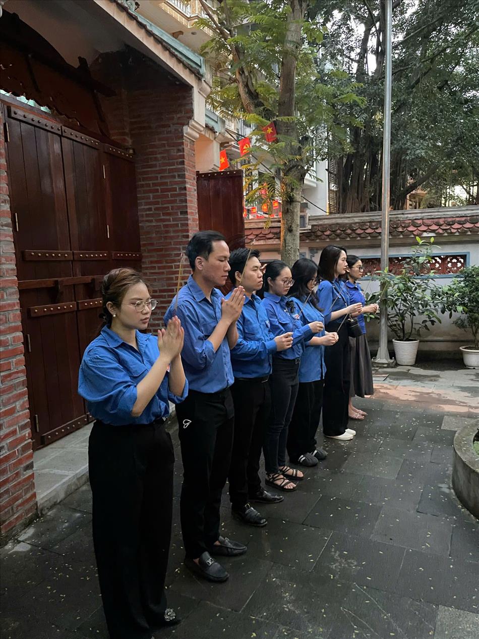 Chi đoàn trường mầm non Tuổi Hoa tham gia  hoạt động thắp hương tại đài tưởng niệm phường Giảng Võ