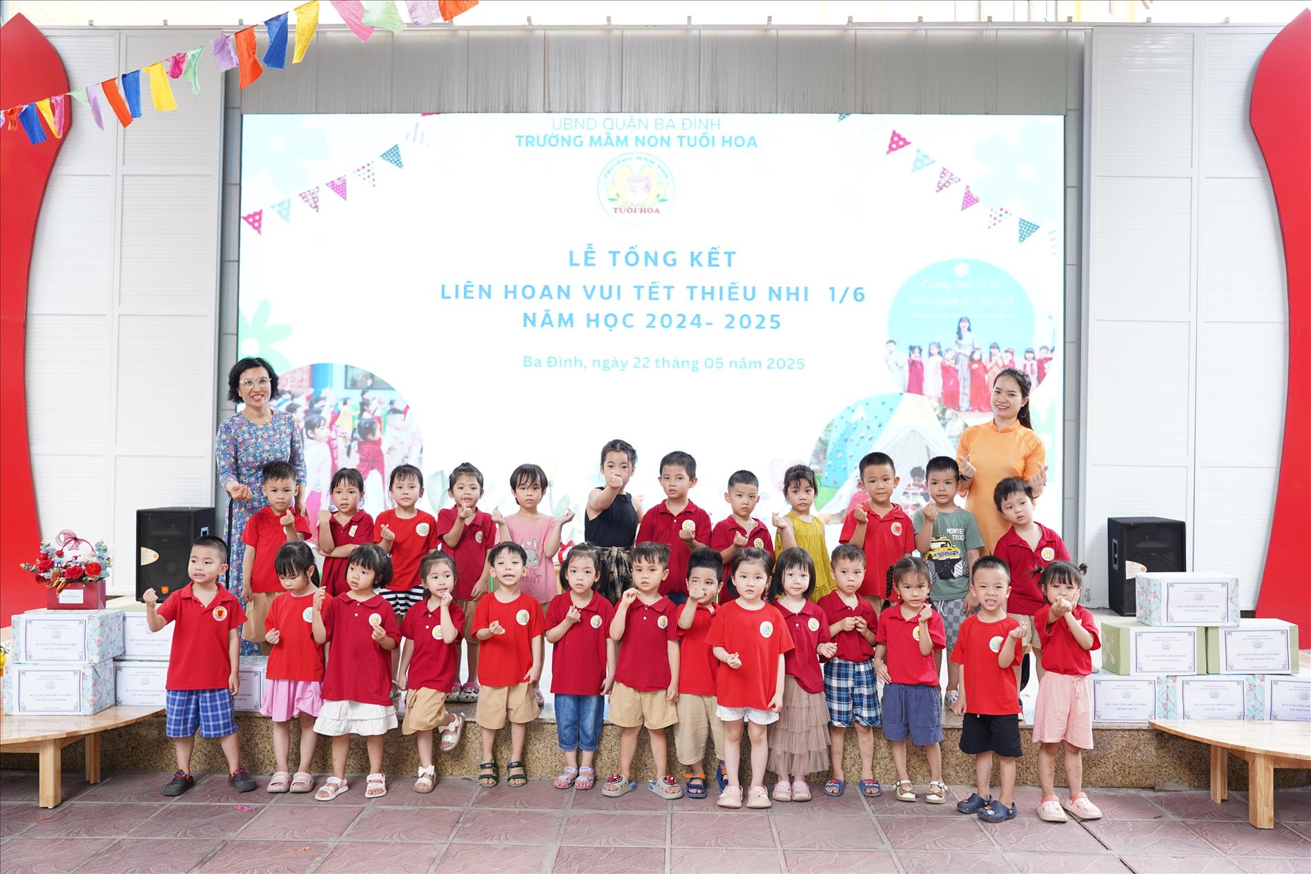 Các bé lớp B2 tham dự lễ tổng kết năm học 2024 - 2025