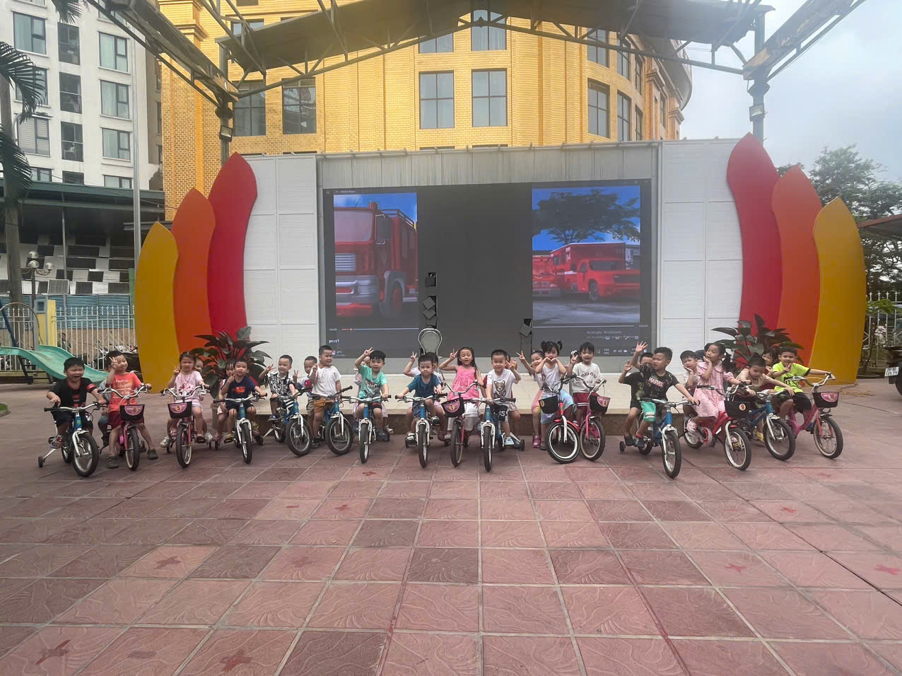 Các bé lớp B4 hào hứng tham gia hoạt động đi xe đạp, rèn luyện thể chất, tăng sự tự tin và phát triển kỹ năng vận động.