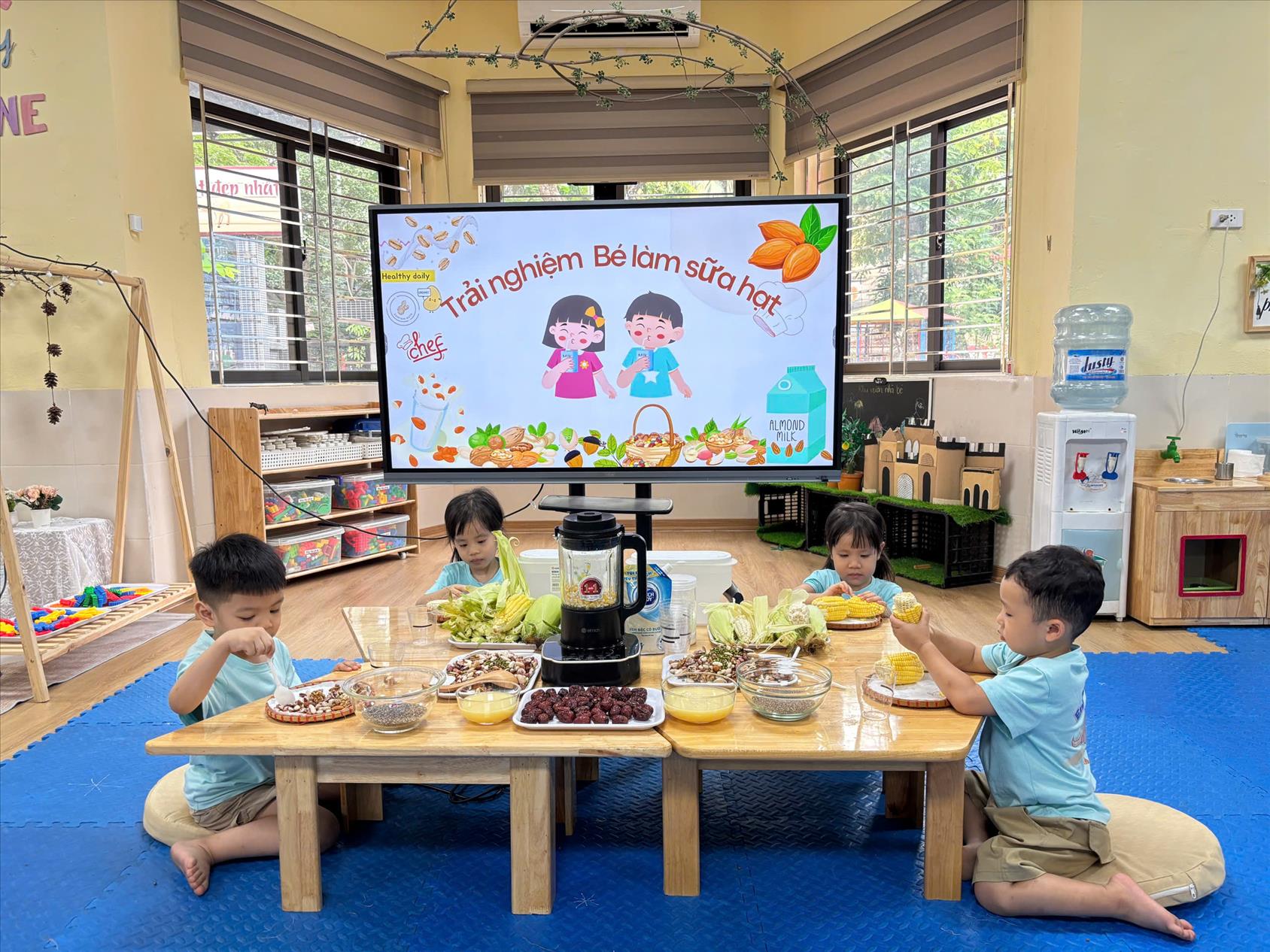 Lớp Mẫu giáo bé C1 tổ chức hoạt động trải nghiệm "Bé làm sữa hạt" .