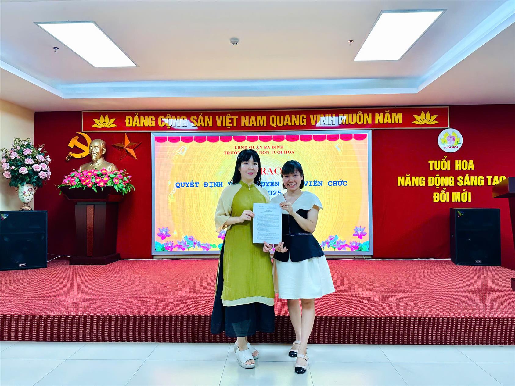 Trường mầm non Tuổi Hoa trao quyết định tuyển dụng viên chức năm 2025.