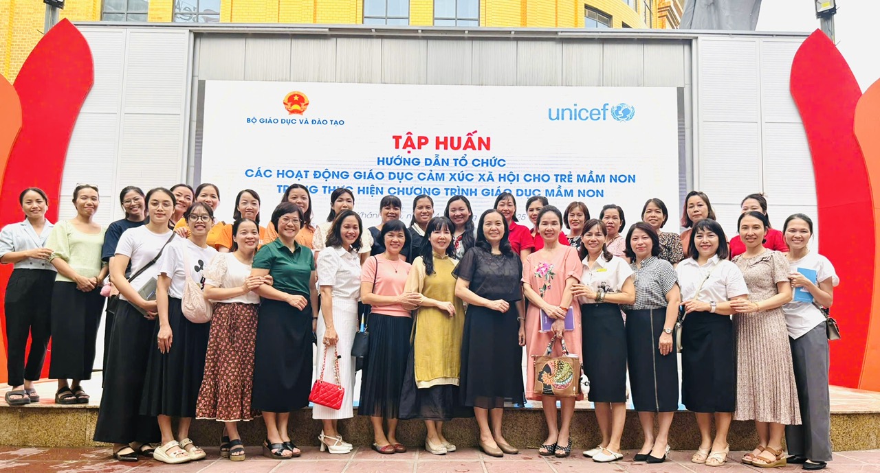 Trường mầm non Tuổi Hoa - phường Giảng Võ điểm cầu trực tuyến Chương trình tập huấn “Hướng dẫn tổ chức các hoạt động giáo dục cảm xúc xã hội cho trẻ mầm non trong thực hiện chương trình giáo dục mầm non” do Vụ giáo dục mầm non bộ GD-ĐT tổ chức