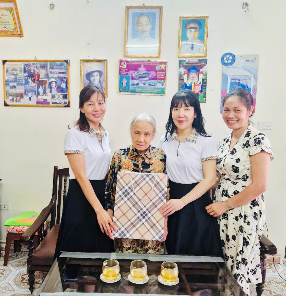 Trường Mầm non Tuổi Hoa tổ chức thăm hỏi, tri ân người thân giáo viên, nhân viên là liệt sĩ, thương binh, bệnh binh nhân ngày thương binh Liệt sĩ 27/7