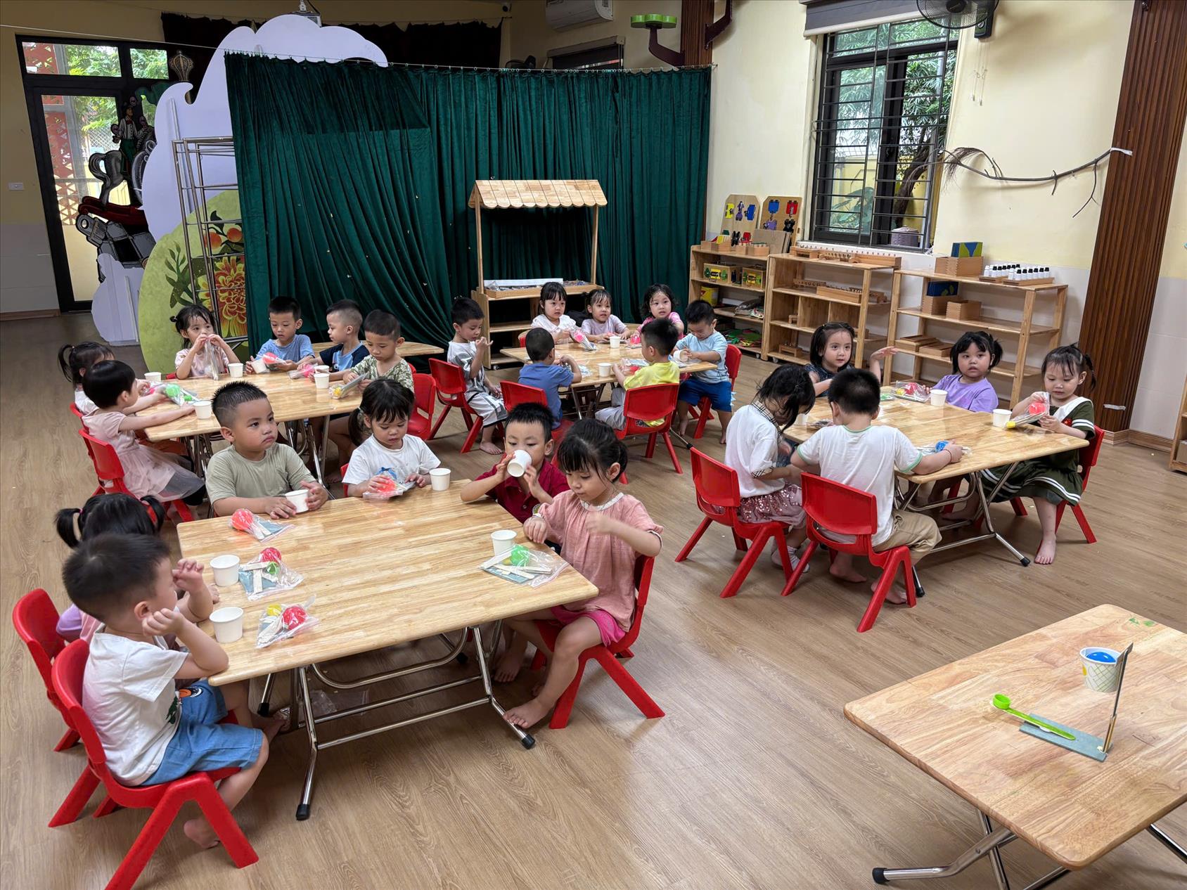 Các con lớp MG Bé C3 tham gia hoạt động thủ công làm mô hình ném bóng rổ bằng cốc giấy và que kem.