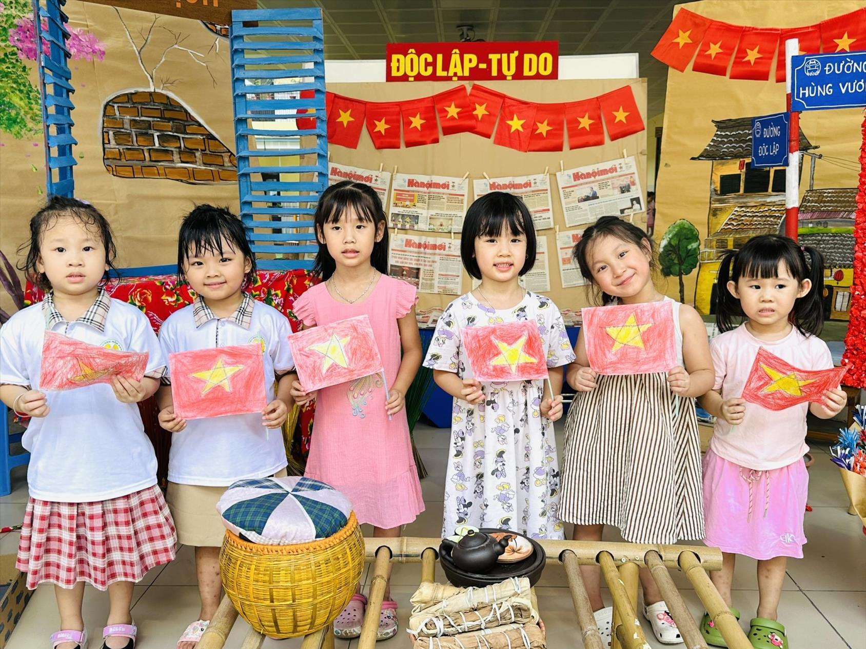 Lá cờ đỏ sao vàng - Niềm tự hào trong trái tim các bé lớp mẫu giáo nhỡ B2 trường MN Tuổi Hoa