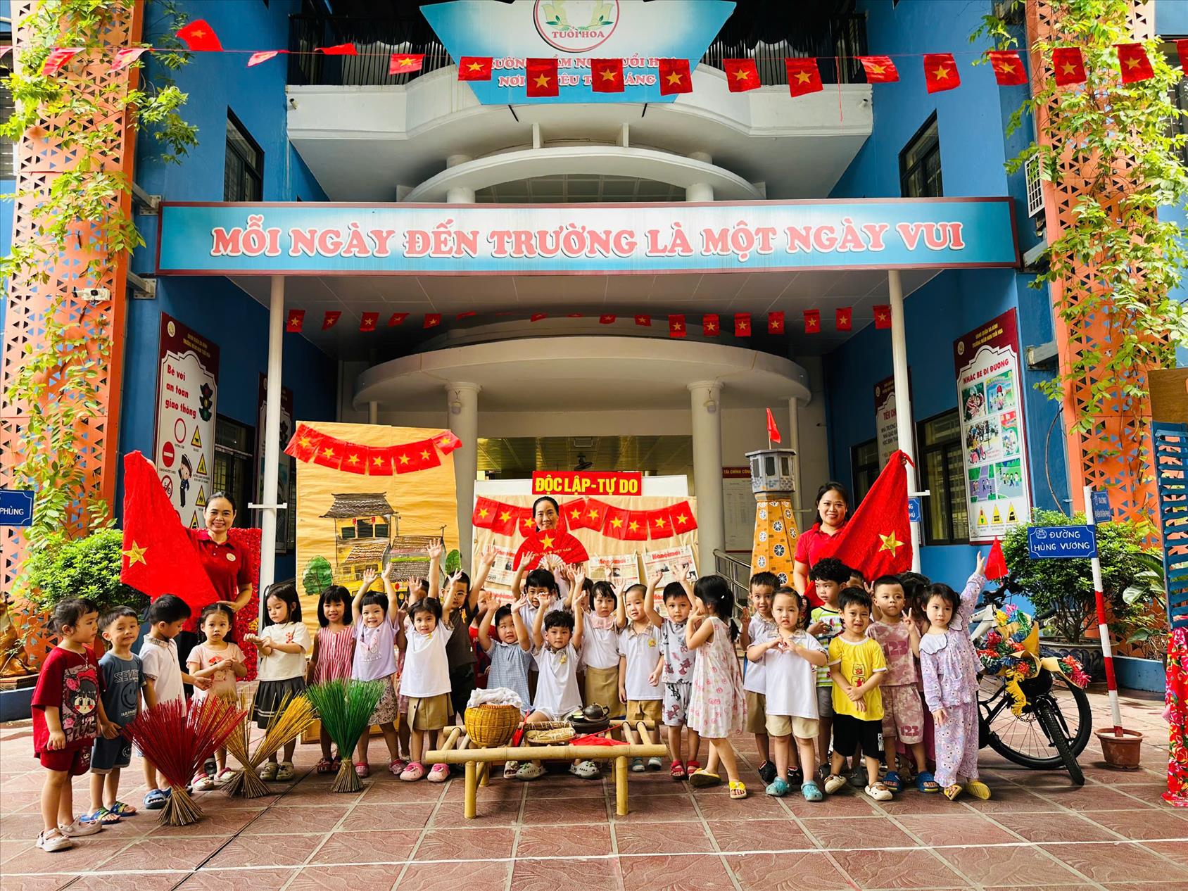 “Bé yêu Tổ Quốc Việt Nam- Mừng ngày Quốc Khánh 2/9 của các bạn lớp mẫu giáo nhỡ B3 trường MN Tuổi Hoa