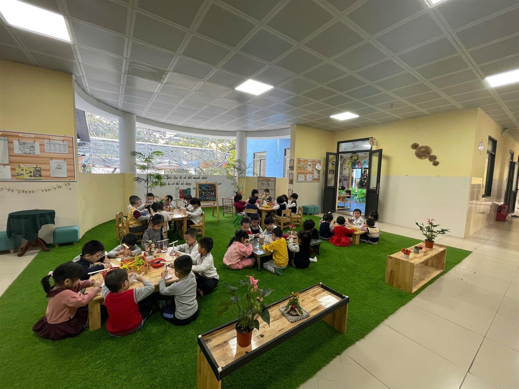 Hôm nay, các con lớp MGN B3  đã   được tham gia hoạt động STEAM với nội dung tự thiết kế và làm đồ chơi mà bé thích