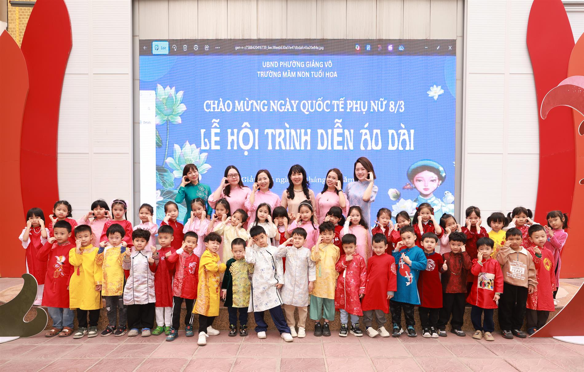 Chào mừng Ngày Quốc tế Phụ nữ 8/3 – Lễ hội trình diễn áo dài của các bạn nhỏ lớp A1