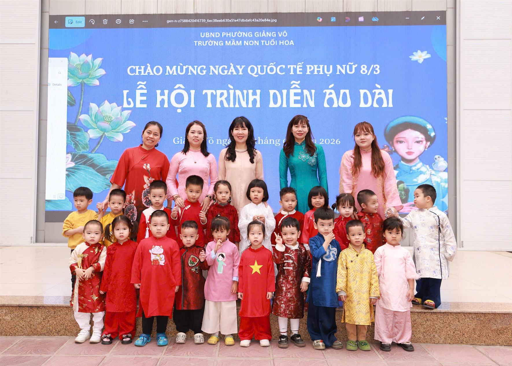 Lớp C2 rực rỡ trong "Lễ hội trình diễn áo dài" chào mừng ngày 8/3