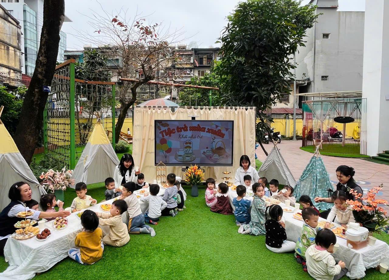 🌸 Tiệc Trà mùa xuân – Niềm vui của các bé lớp nhà trẻ D1