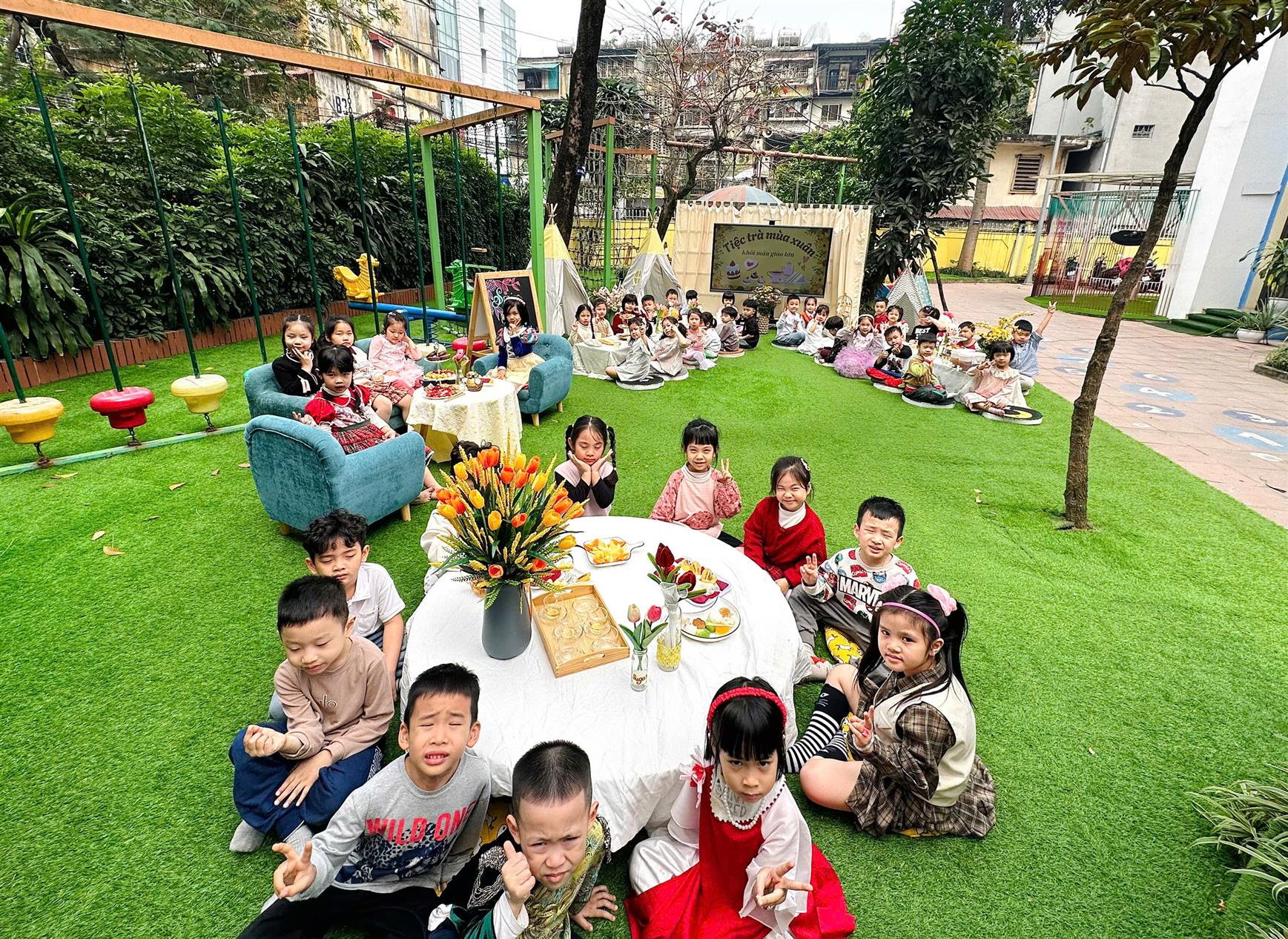 Hoạt động "Tiệc trà mùa xuân" của các bé lớp MGL A1