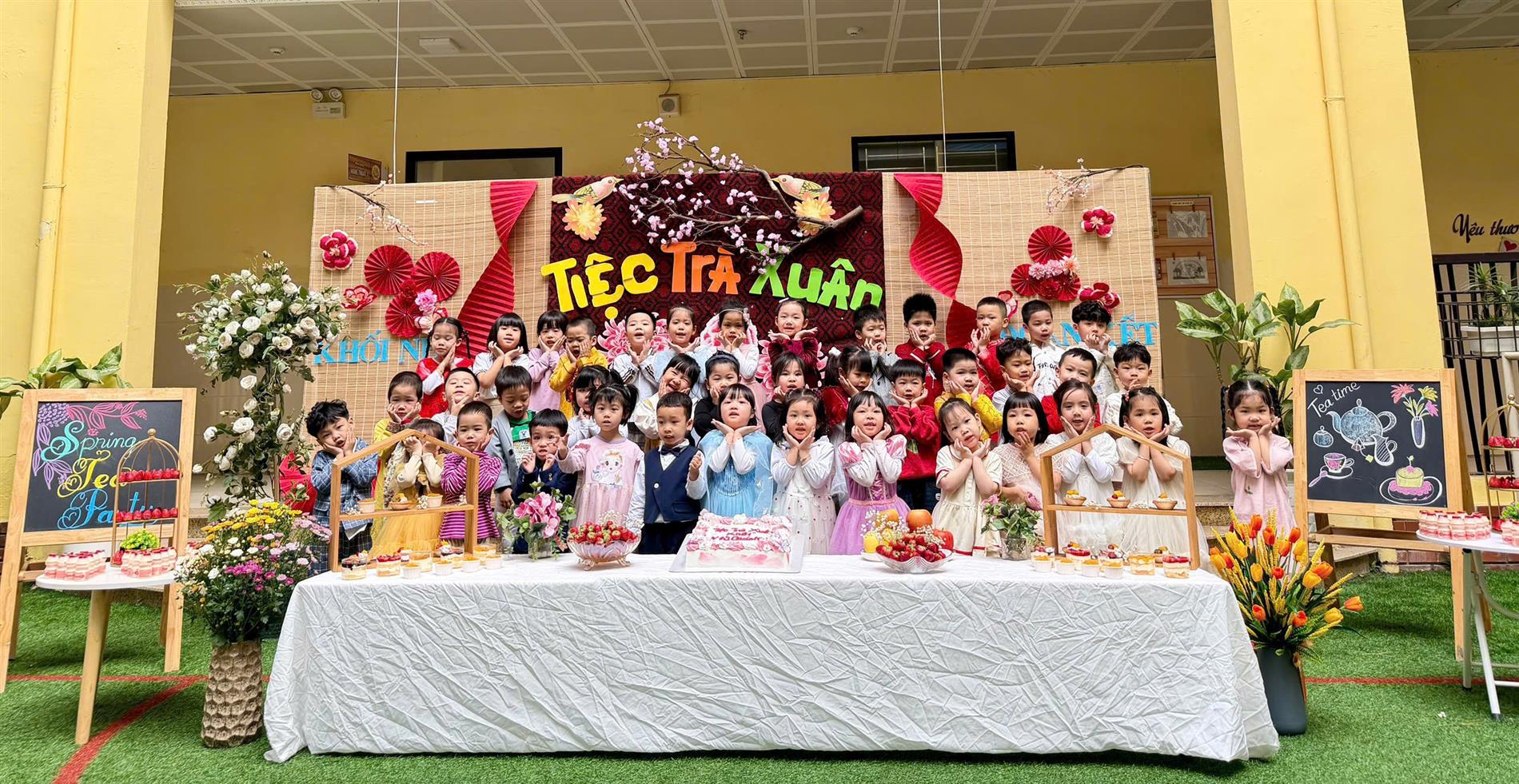 🌸 Lớp MGN B1 hào hứng tham gia tiệc trà mùa xuân cùng các bạn trong khối 🌸