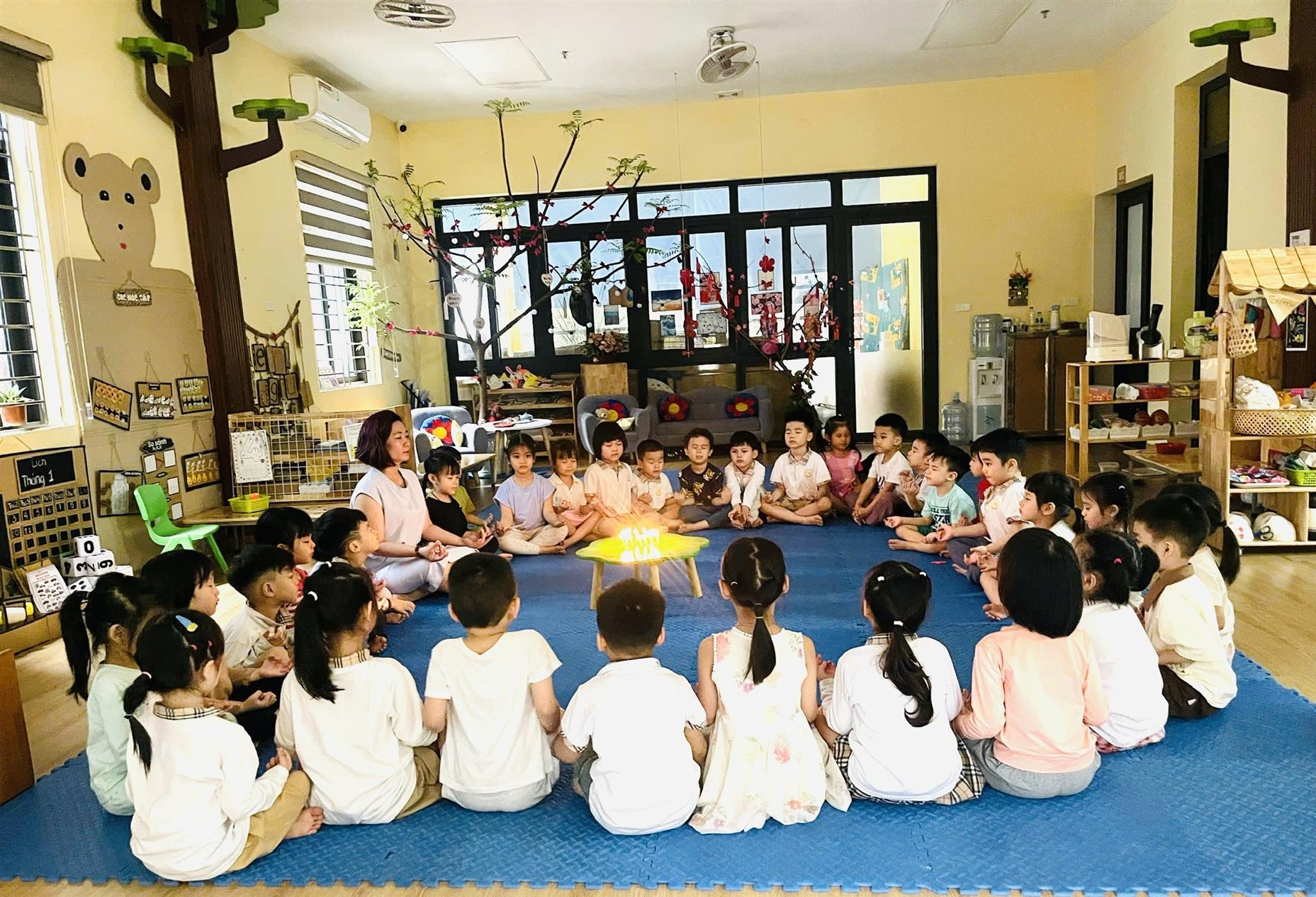 Các bé lớp nhỡ B2 trường mầm non Tuổi Hoa hưởng ứng "Giờ Trái đất"