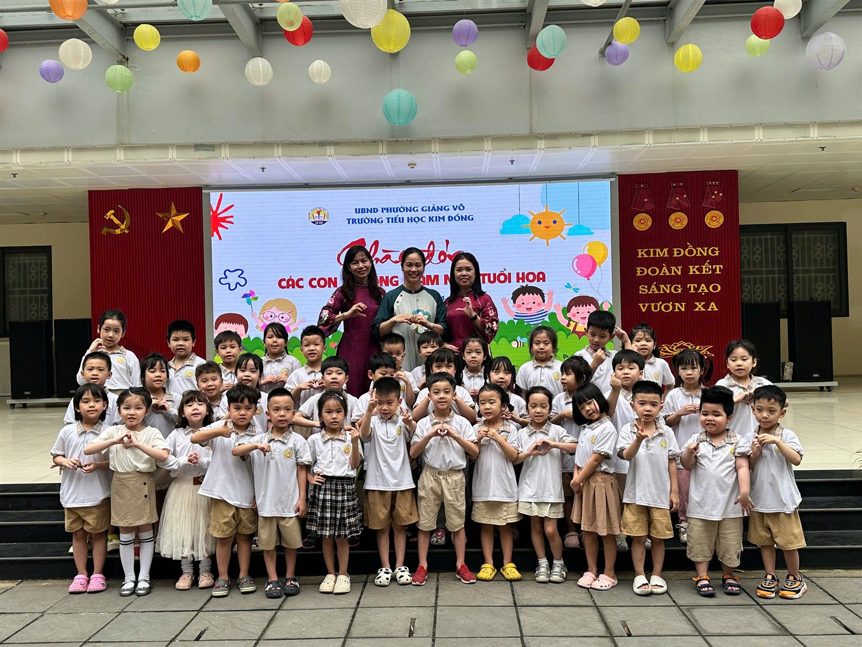 Các bạn nhỏ lớp MGL A2 tham quan trường Tiểu học Kim Đồng