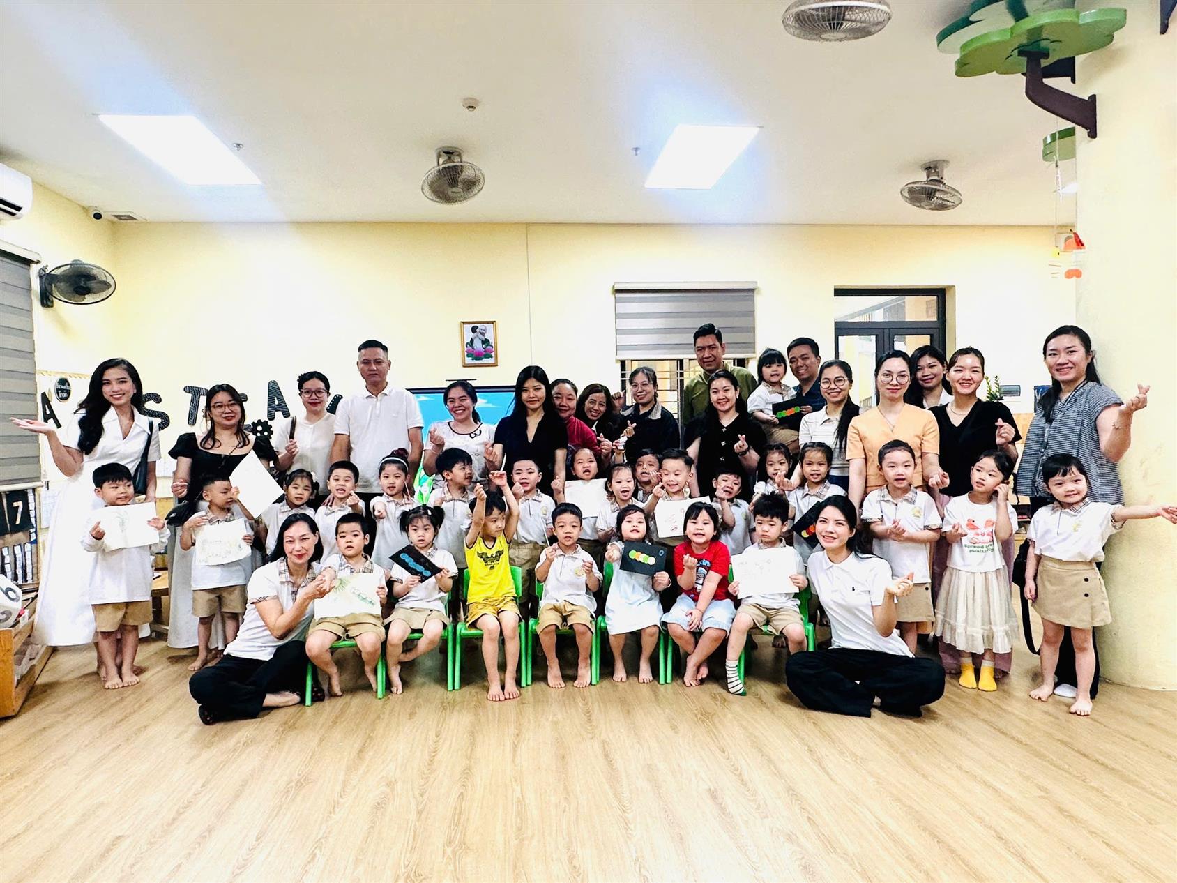 Cha mẹ học sinh lớp nhỡ B1 trường mầm non Tuổi Hoa đồng hành cùng con yêu trong hoạt động  LQVH Truyện "Chú Sâu Nhỏ"  ứng dụng dạy học  “Kích thích tư duy”