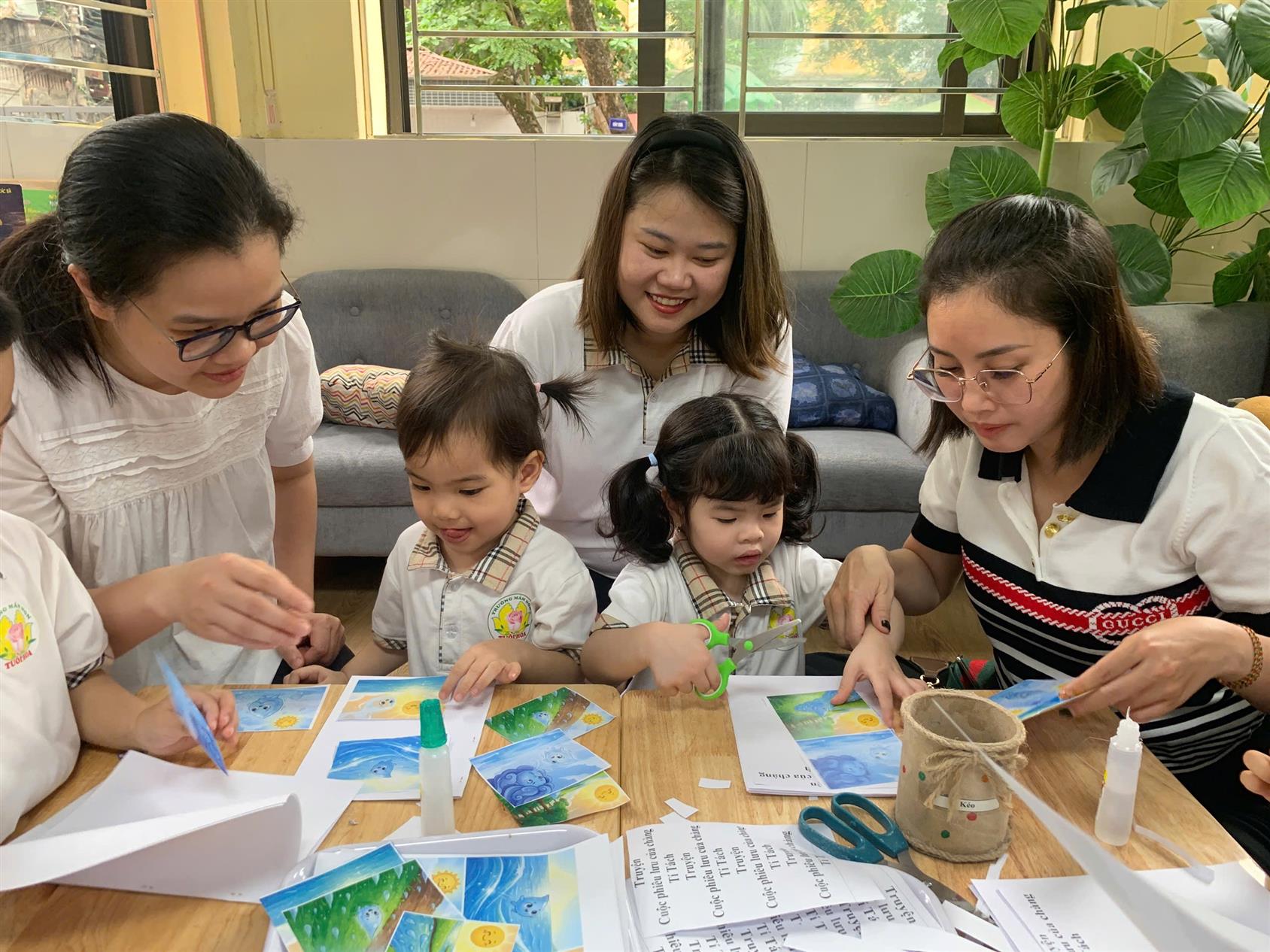 Trường mầm non Tuổi Hoa - Phụ huynh trải nghiệm cùng con phương pháp dạy và học kích thích tư duy.
