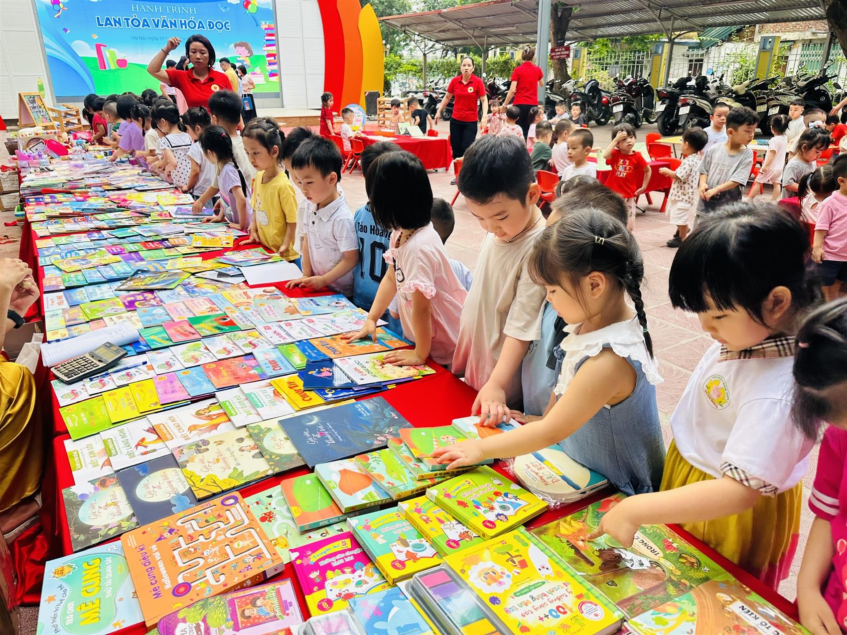 📚✨Các bé lớp  B2 tham gia "NGÀY HỘI SÁCH"  tại Trường Mầm non Tuổi hoa ✨📚