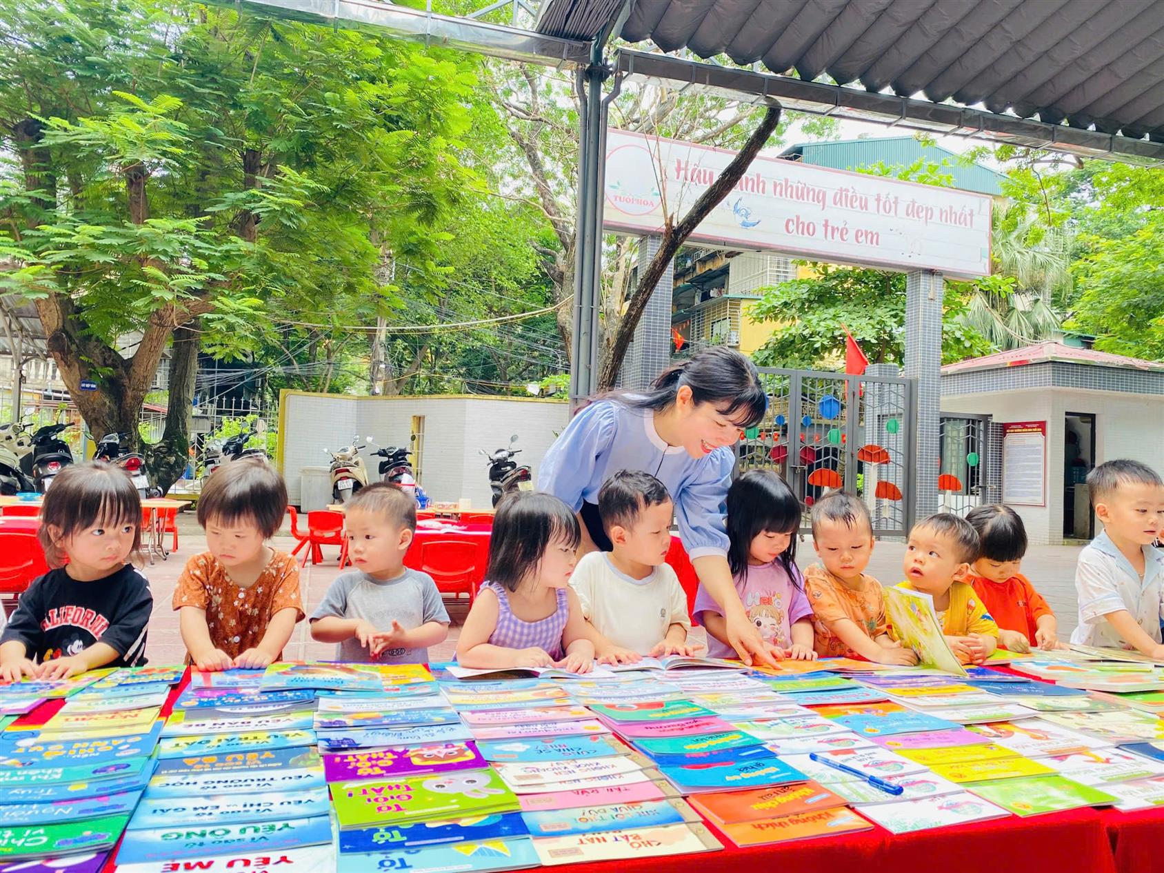 Cùng các bé lớp D3 tham gia trải nghiệm ngày hội “ Hành trình lan tỏa văn hóa đọc’’