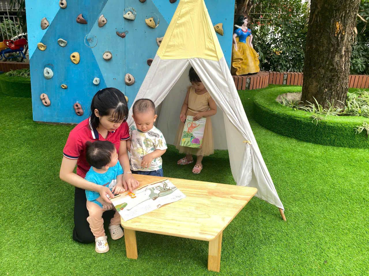 📖Các bé lớp nhà trẻ D1 trường Mầm non Tuổi Hoa với "Hành trình lan tỏa văn hóa đọc"