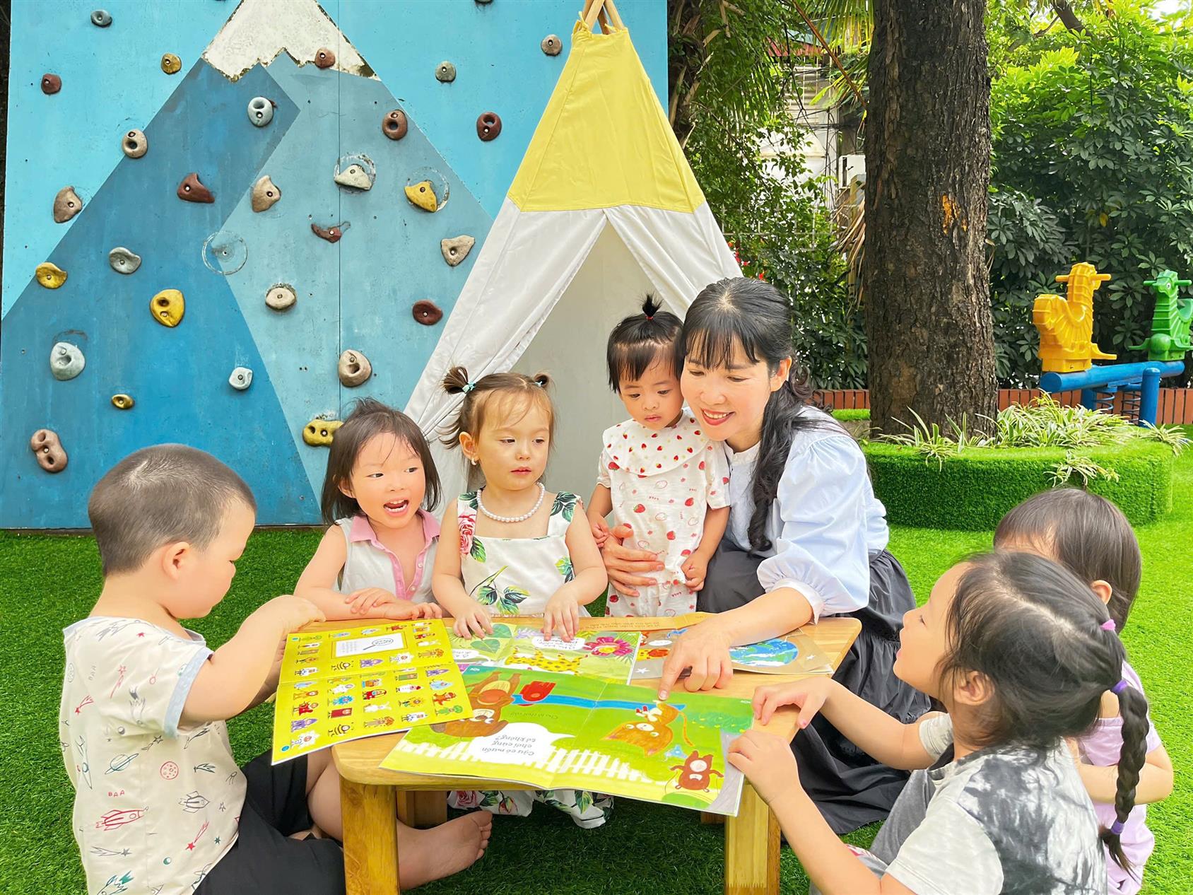 Trường mầm non Tuổi Hoa tổ chức sự kiện “Hành trình lan tỏa văn hóa đọc - khi những trang sách nở hoa trong tâm hồn trẻ thơ"