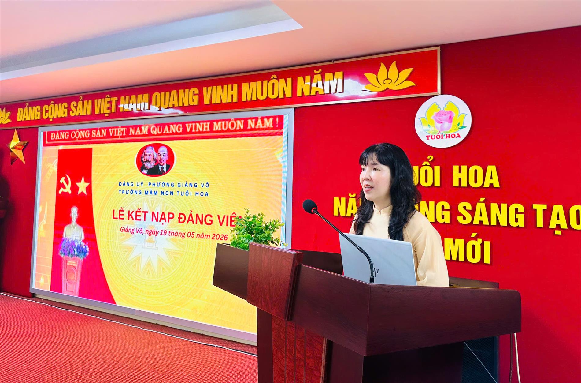 Trường mầm non Tuổi Hoa tổ chức lễ kết nạp Đảng viên mới