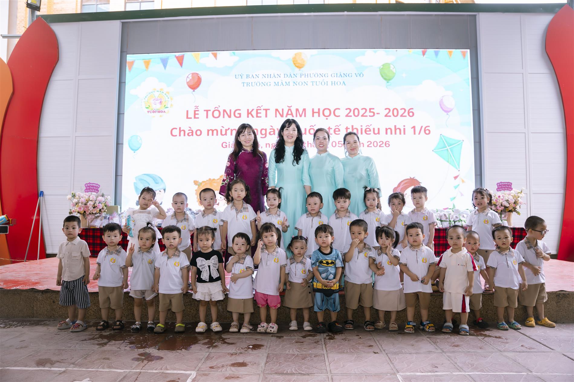Các bạn nhỏ lớp D2 hân hoan tham dự Lễ tổng kết năm học 2025-2026