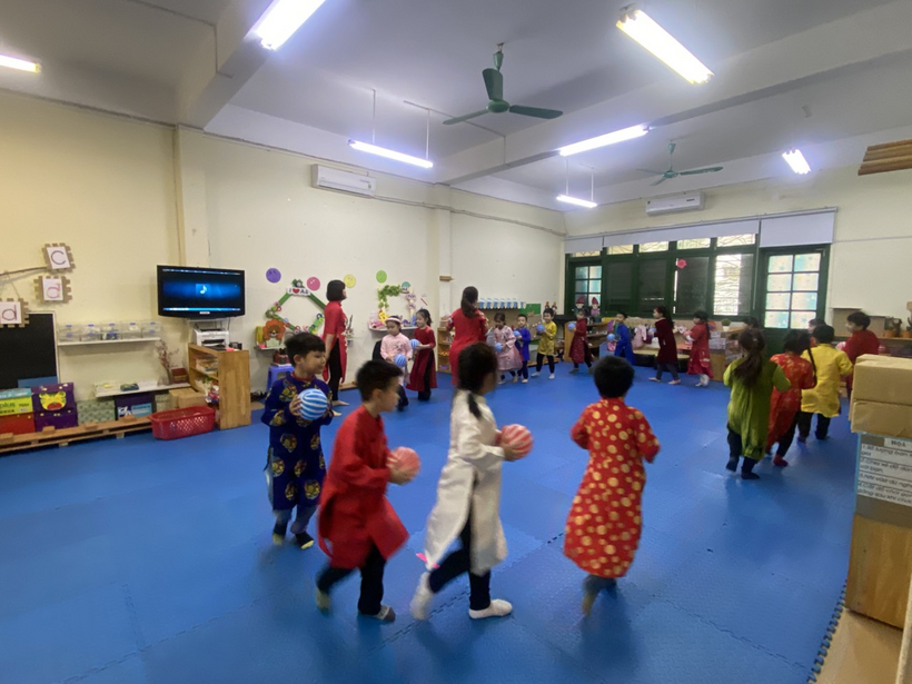 A group of children in a room

Description automatically generated with medium confidence