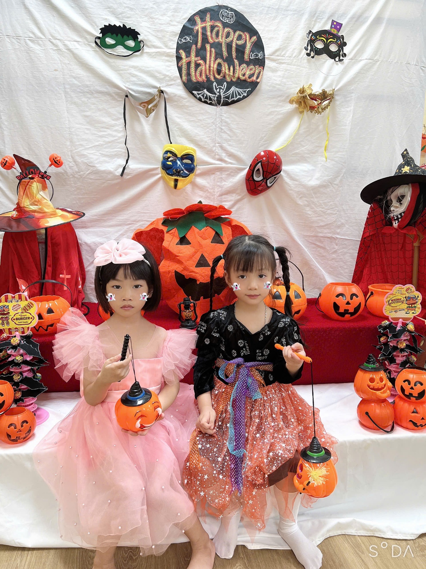 C:\Users\THANH GIONG\Desktop\Ảnh hoạt động B3\lop halloween 1.jpg