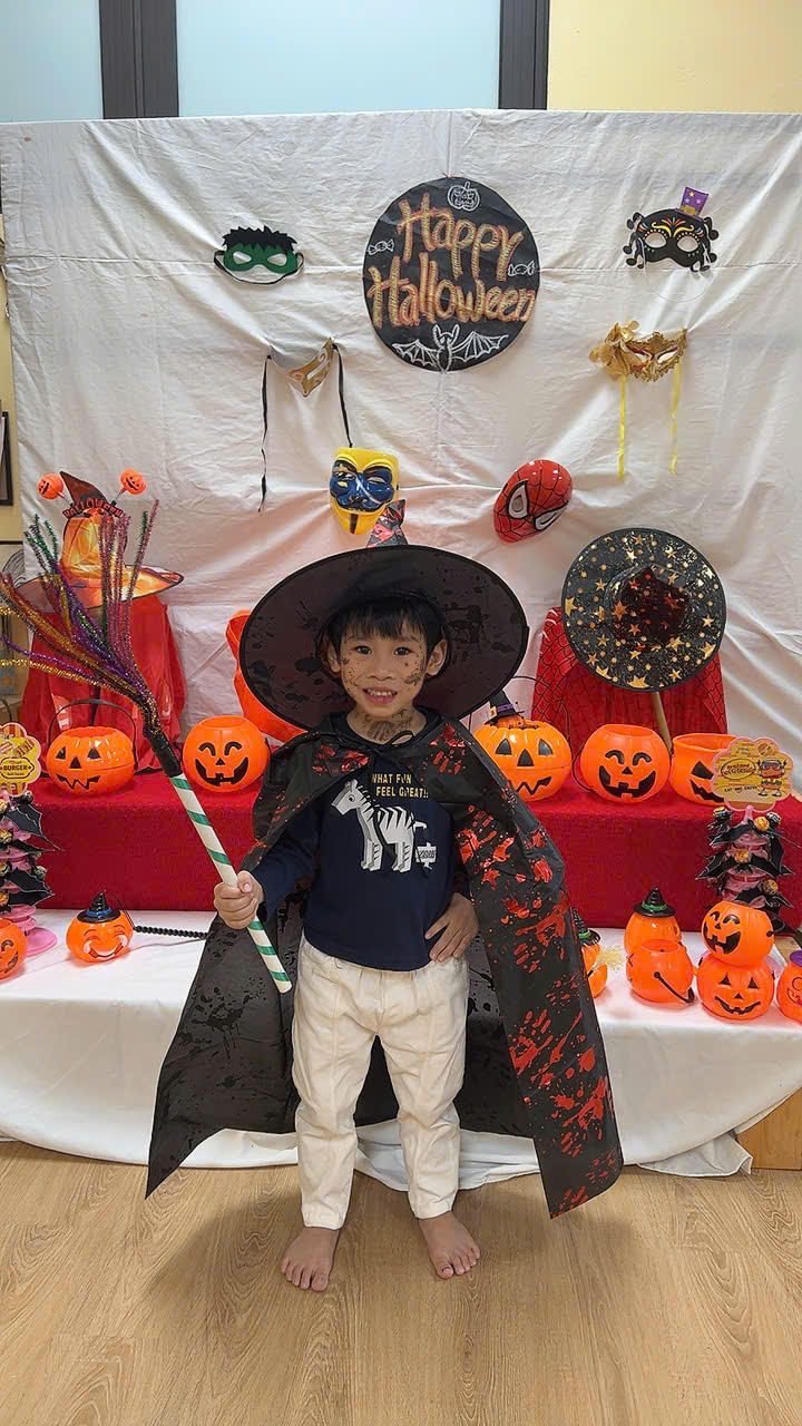 C:\Users\THANH GIONG\Desktop\Ảnh hoạt động B3\lop halloween 2.jpg