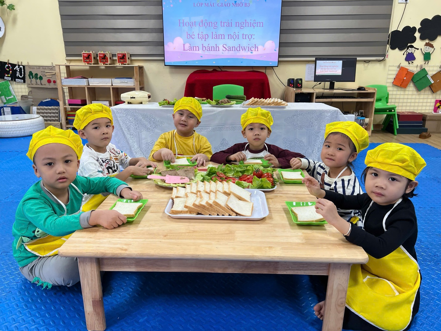 C:\Users\THANH GIONG\Desktop\Ảnh hoạt động B3\San Wich 8.jpg