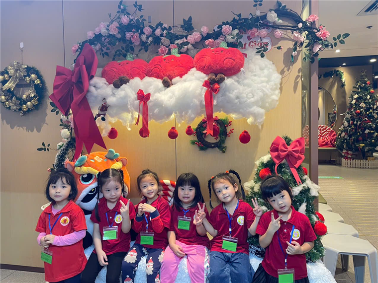 A group of children posing for a photo

Description automatically generated