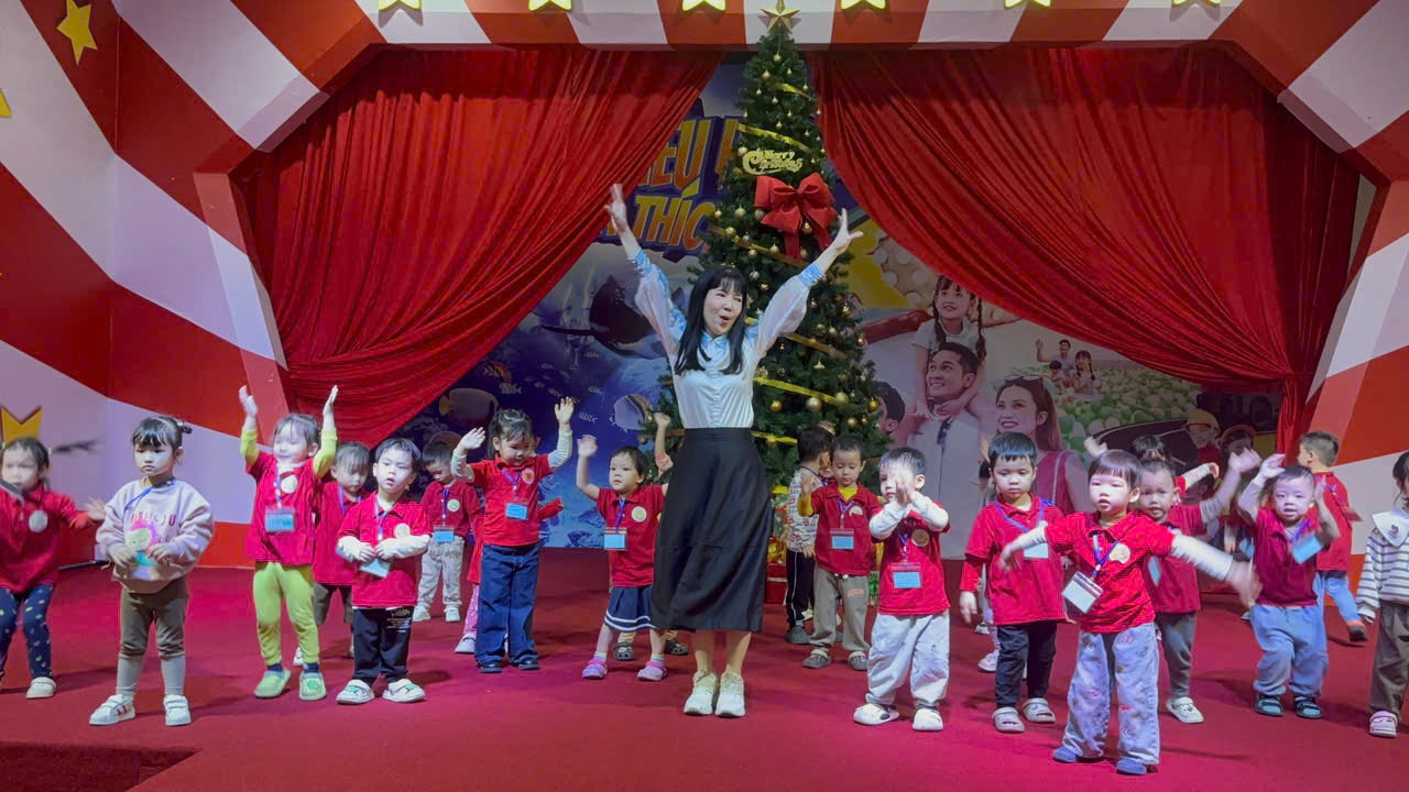 A group of children on a stage

Description automatically generated