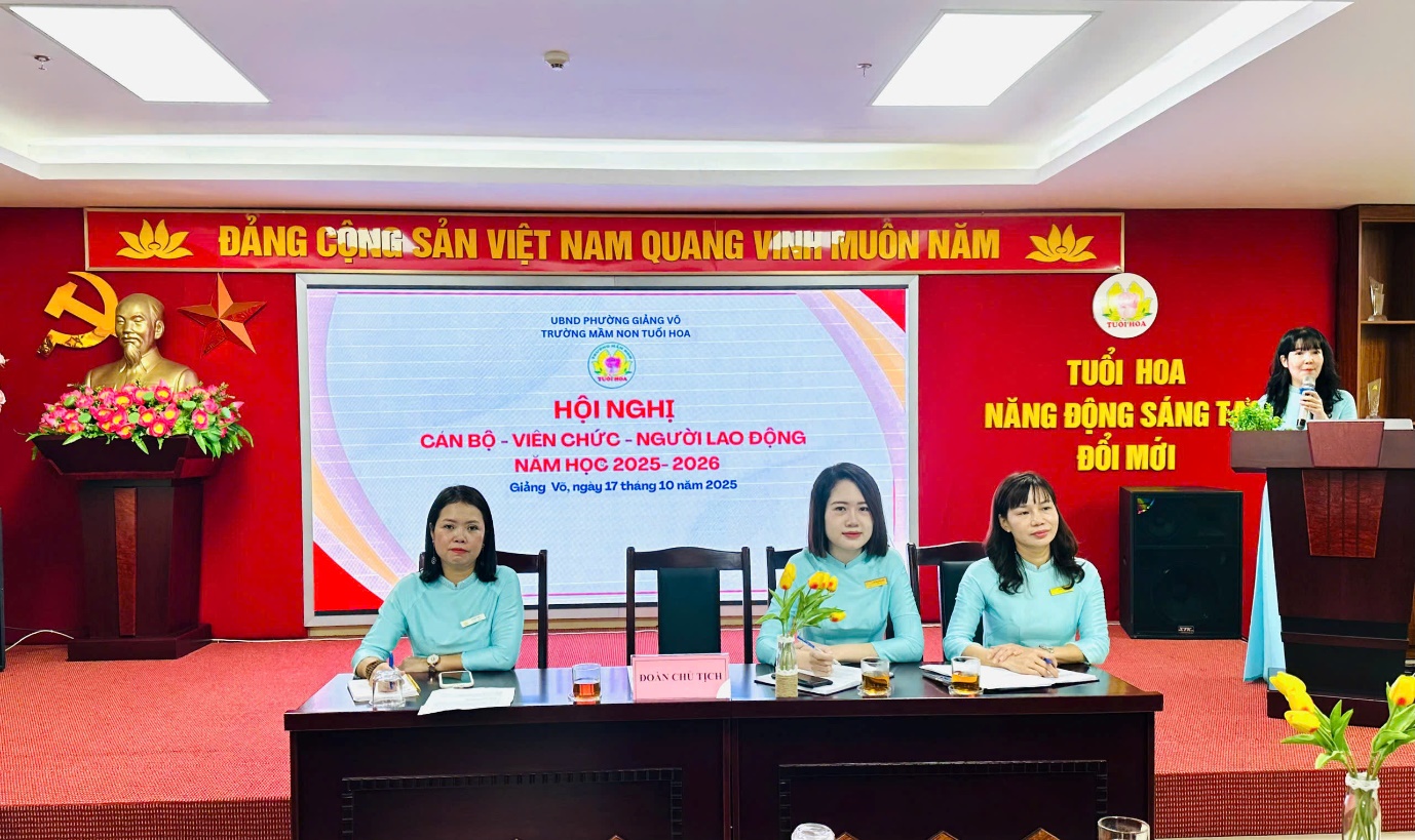 A group of women sitting at a table

AI-generated content may be incorrect.