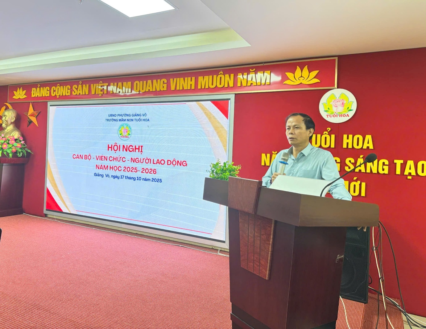 A person standing at a podium

AI-generated content may be incorrect.