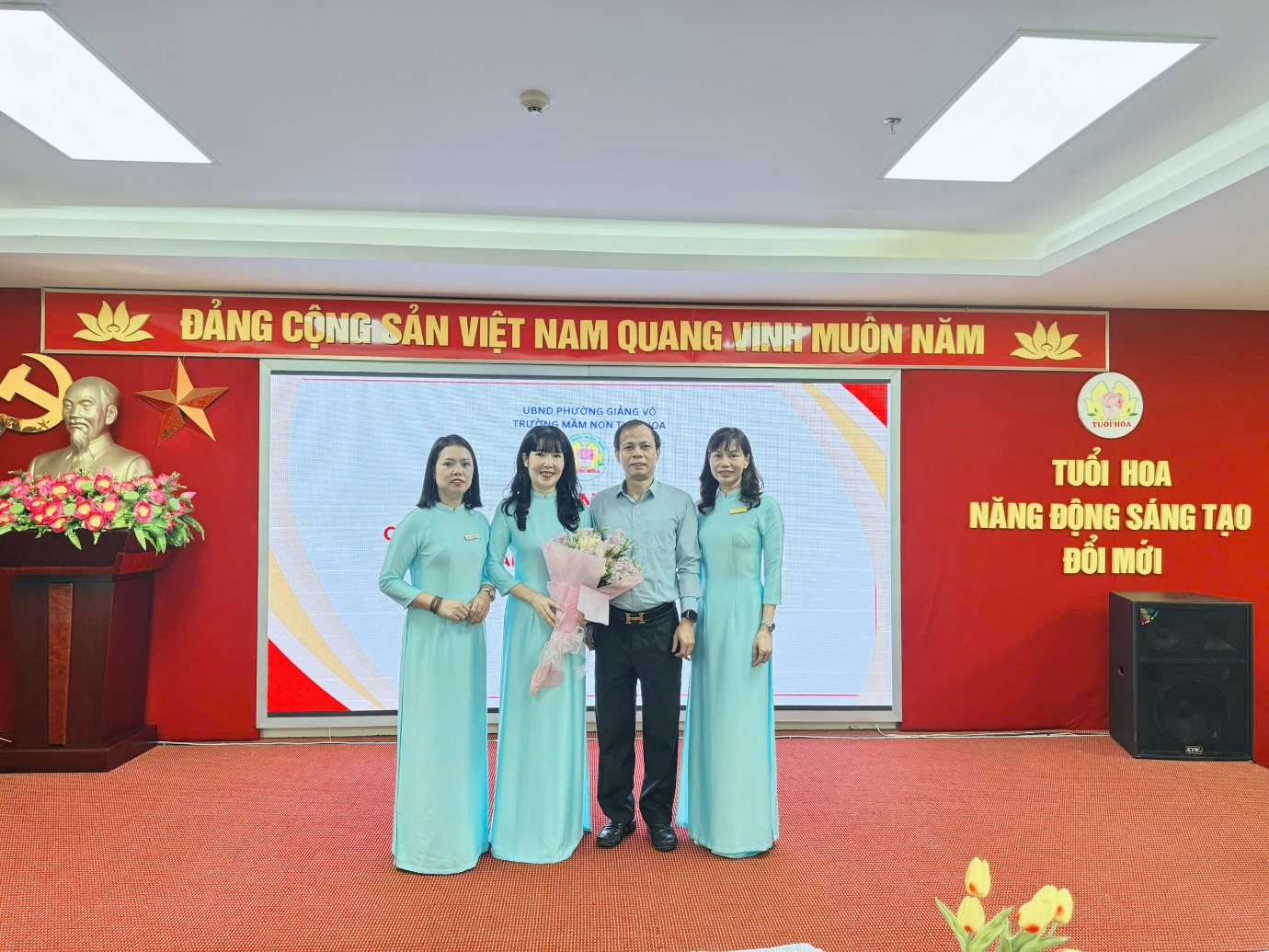 A group of people standing on a stage

AI-generated content may be incorrect.