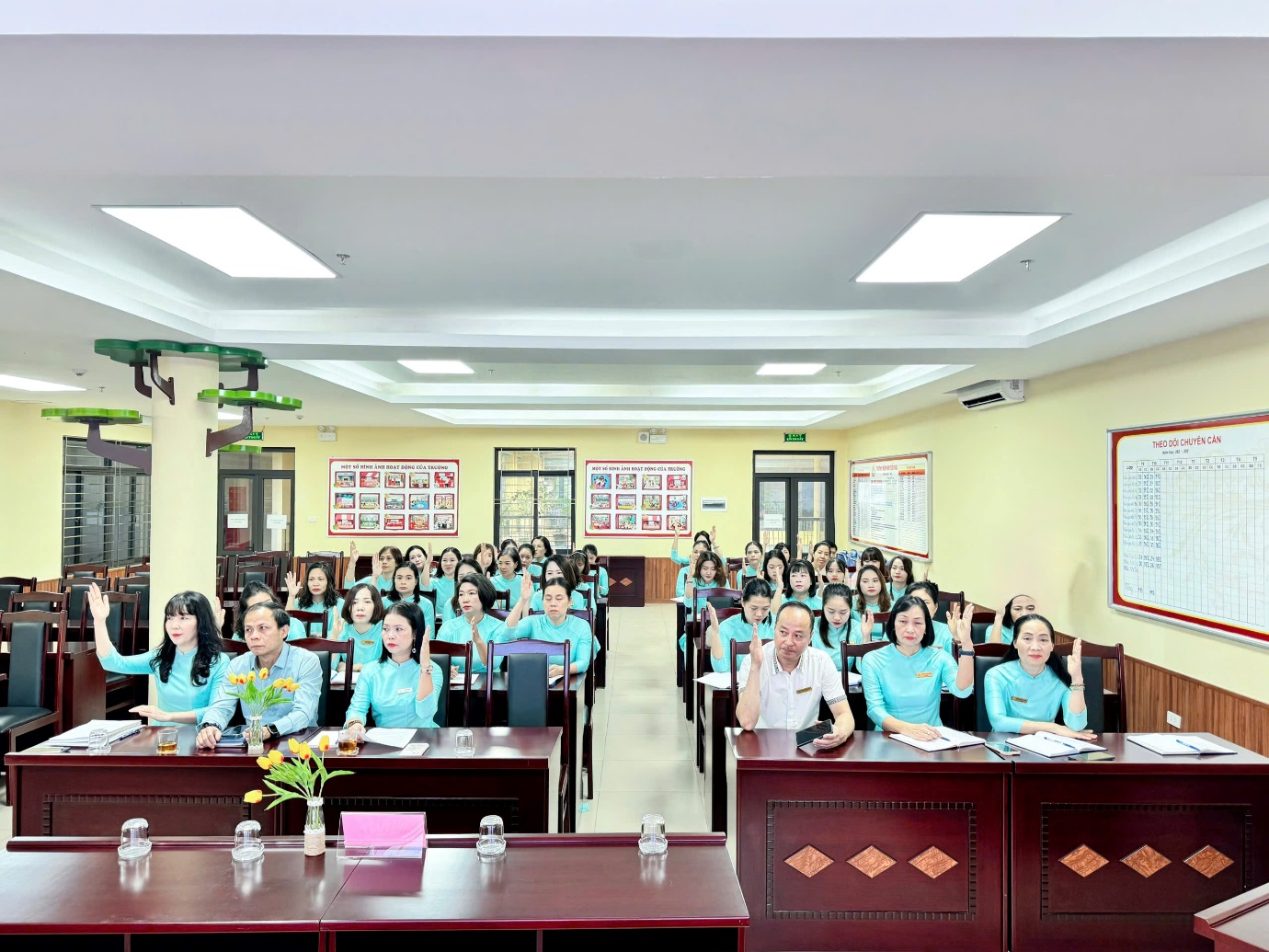 A group of people in a classroom
AI-generated content may be incorrect.