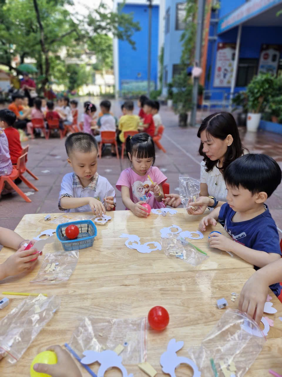 A group of children sitting at a table

Description automatically generated