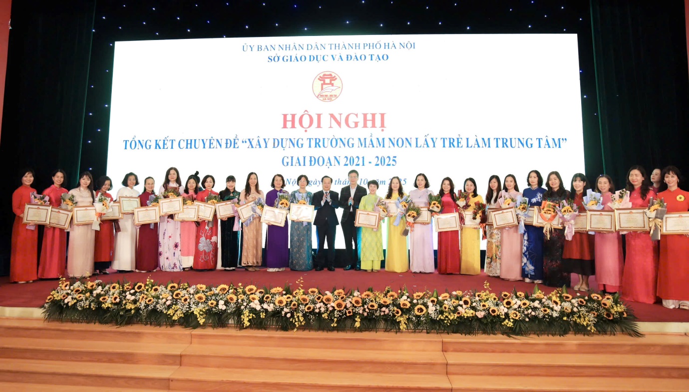 A group of people on a stage

AI-generated content may be incorrect.