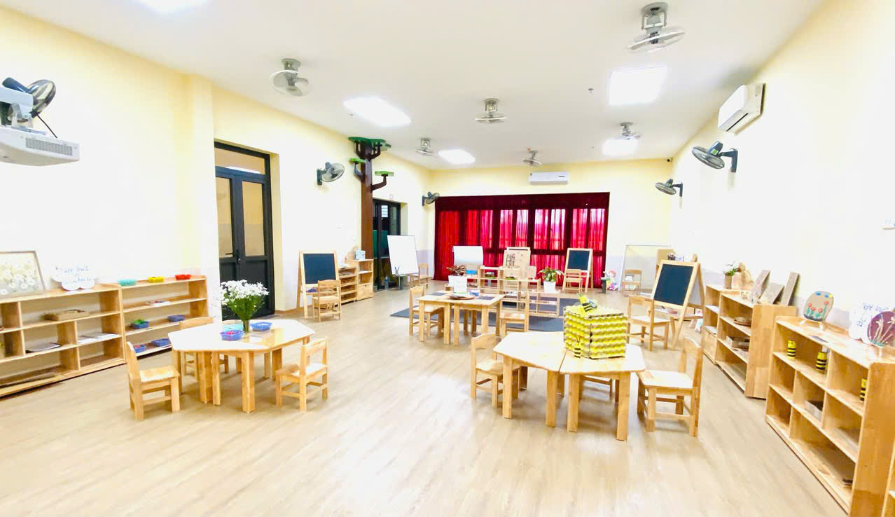 A room with tables and chairs

AI-generated content may be incorrect.