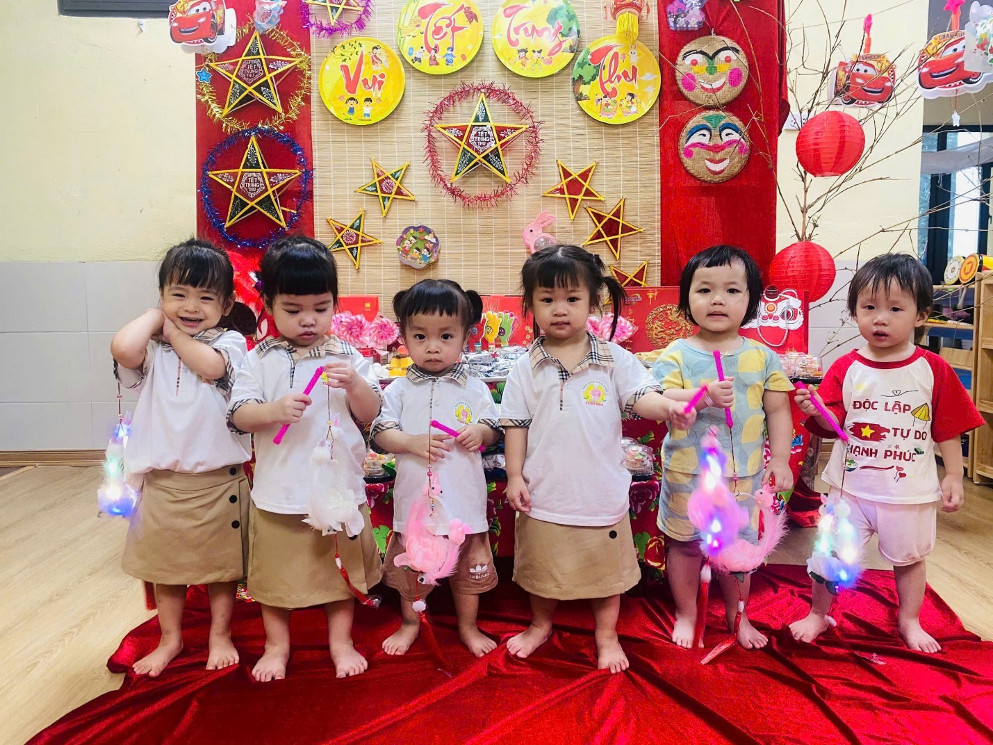A group of children standing on a red carpet

AI-generated content may be incorrect.