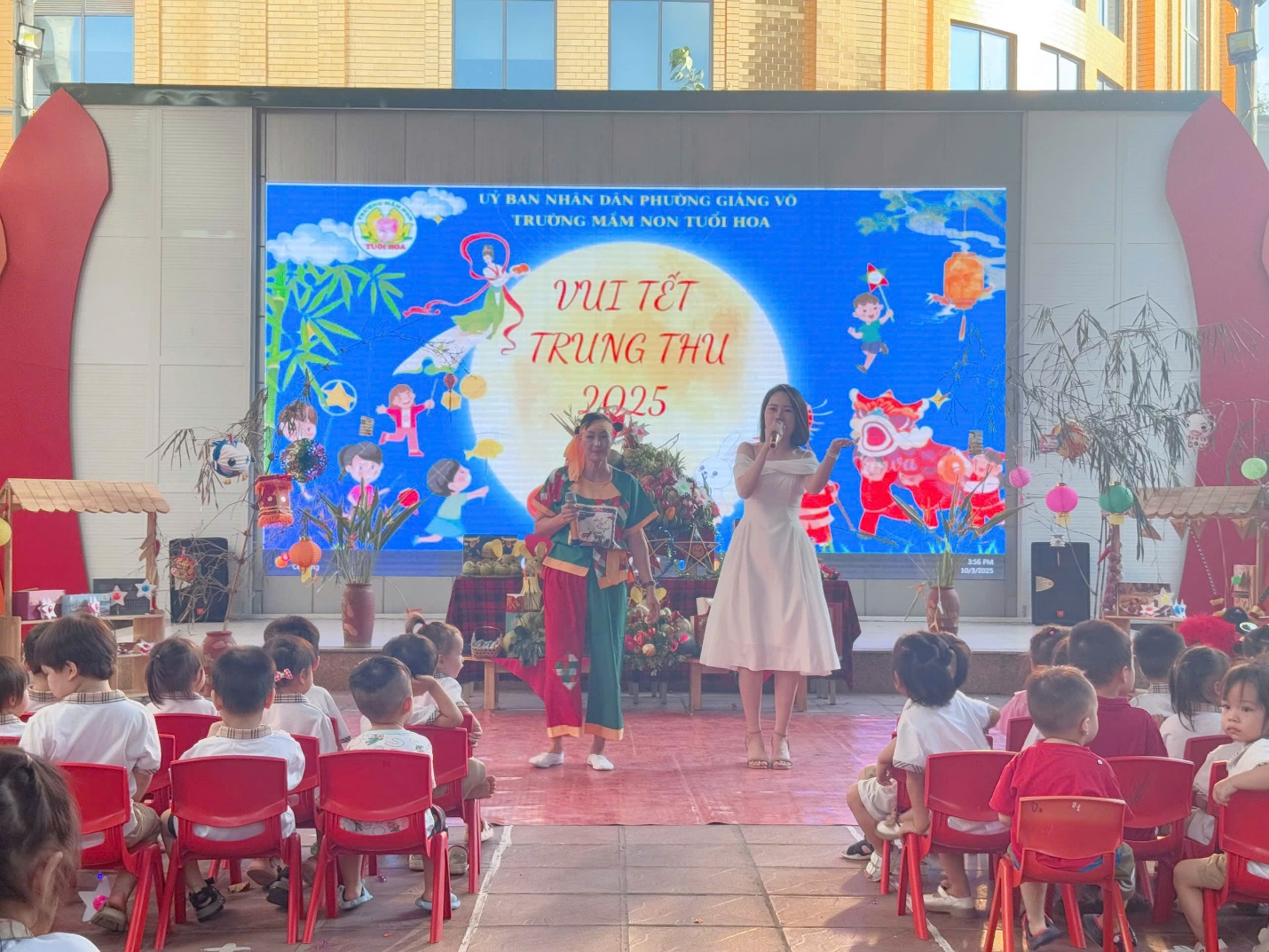 A group of people on a stage

AI-generated content may be incorrect.